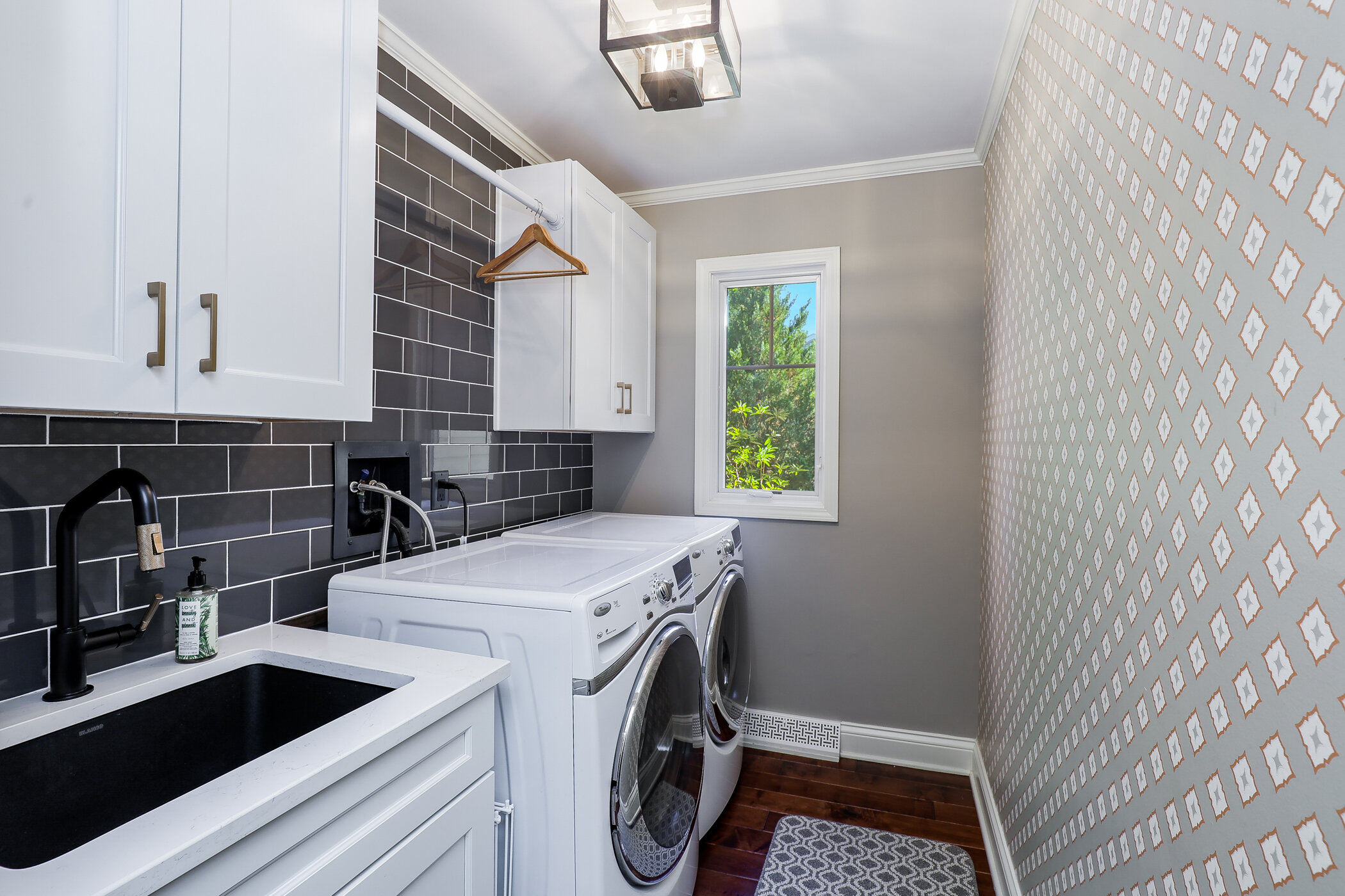 Laundry room 1.jpg