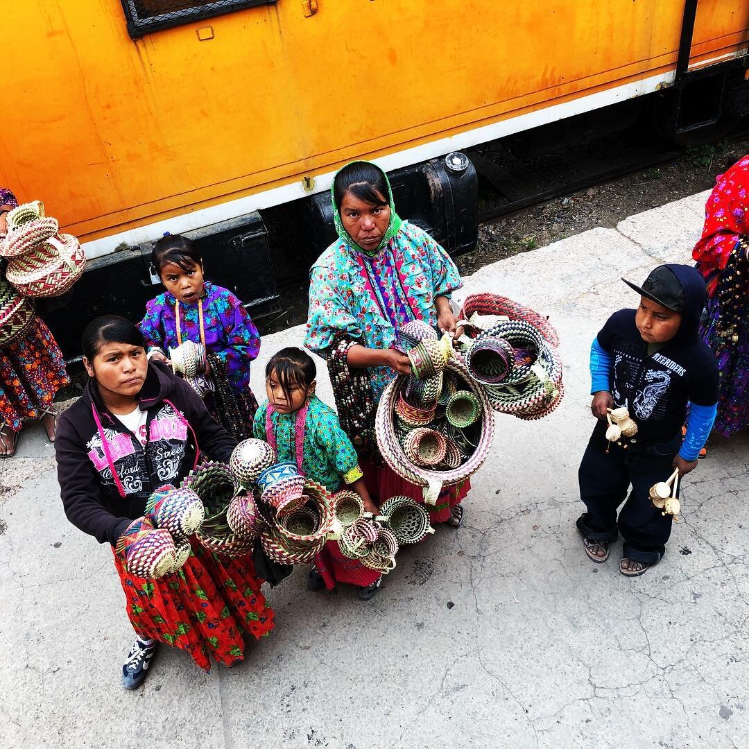 Indian Mexicans selling their homemade crafts during Copper Canyon train stop.
@visitmexico @indiansinmexico @hola_mx #artsandcrafts #art #chachkas