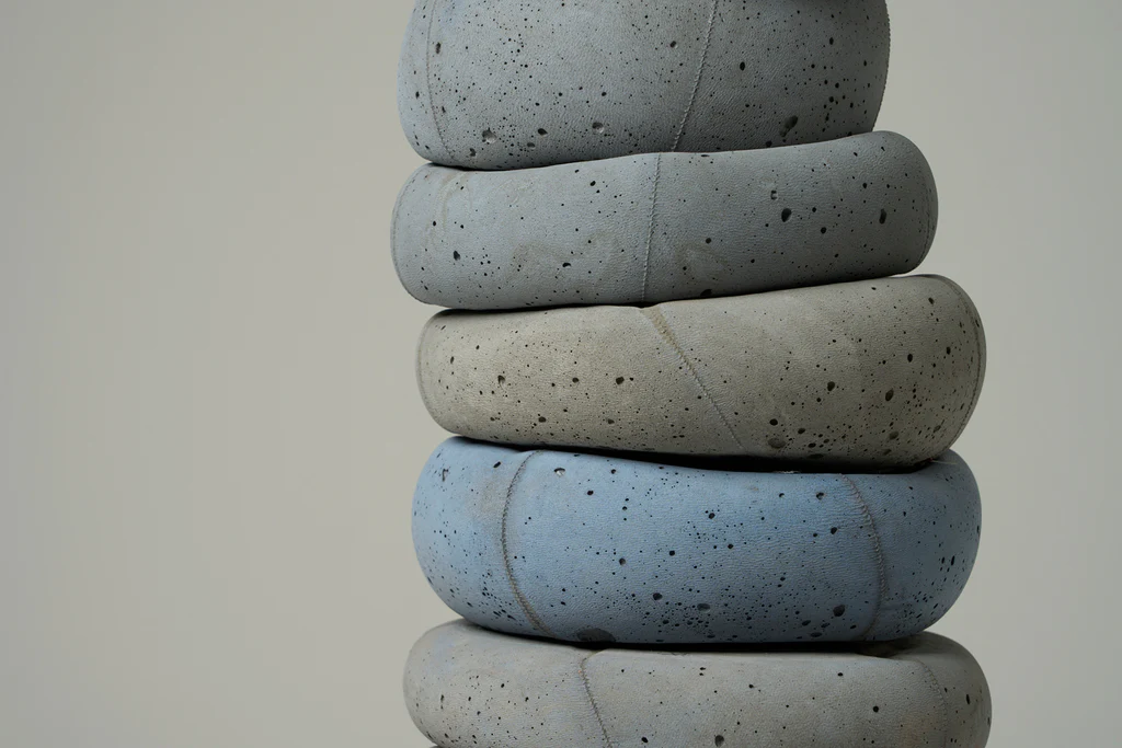 AnnaHorne_GottheBlues_2023_concrete_steelstandandpaint_165x15x15cm_HiRes_1024x1024.png