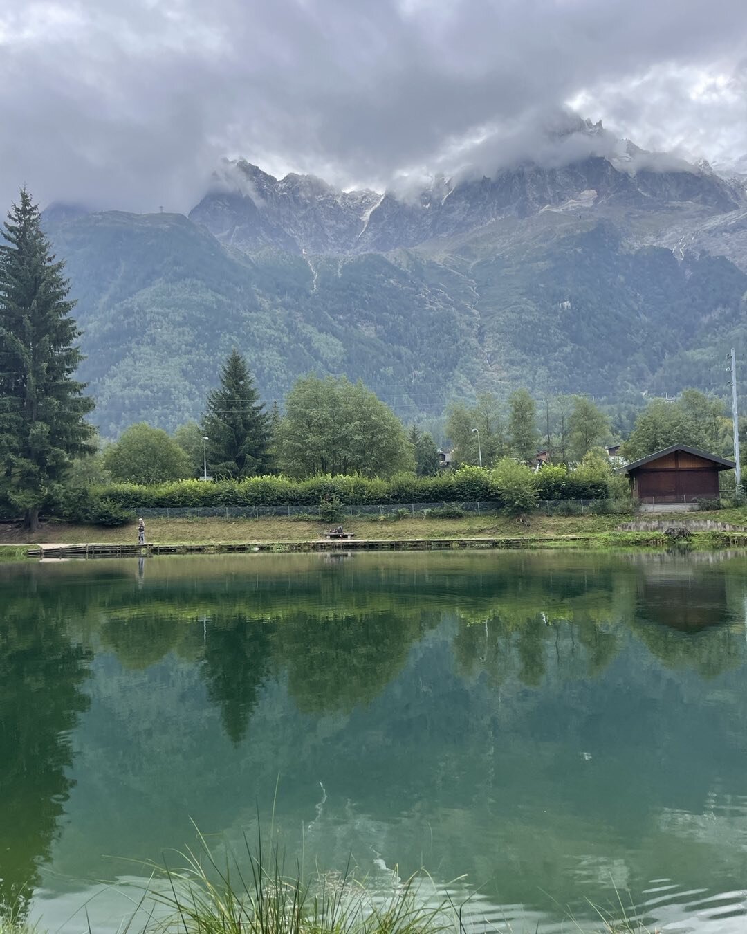 Serene and beautiful. Nature doesn&rsquo;t get much better than this lake beneath Mont Blanc. So peaceful and calm and I just love the reflection of the mountain on the water.
#peace #serene #naturalbeauty #montblanc #chamonix #nature #love #familyti