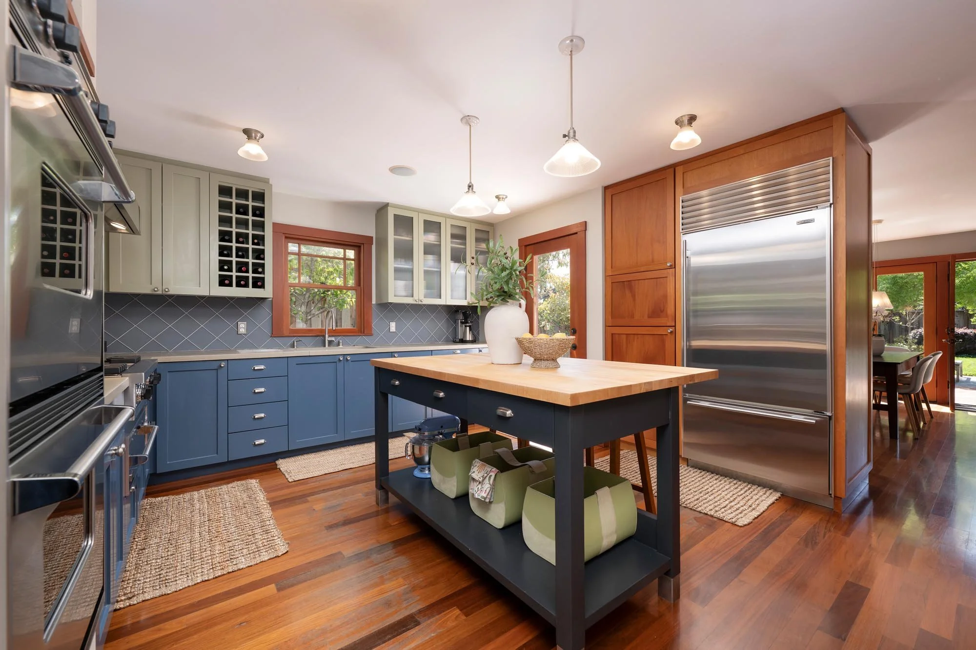 12 - Kitchen - 734 Guinda.jpg