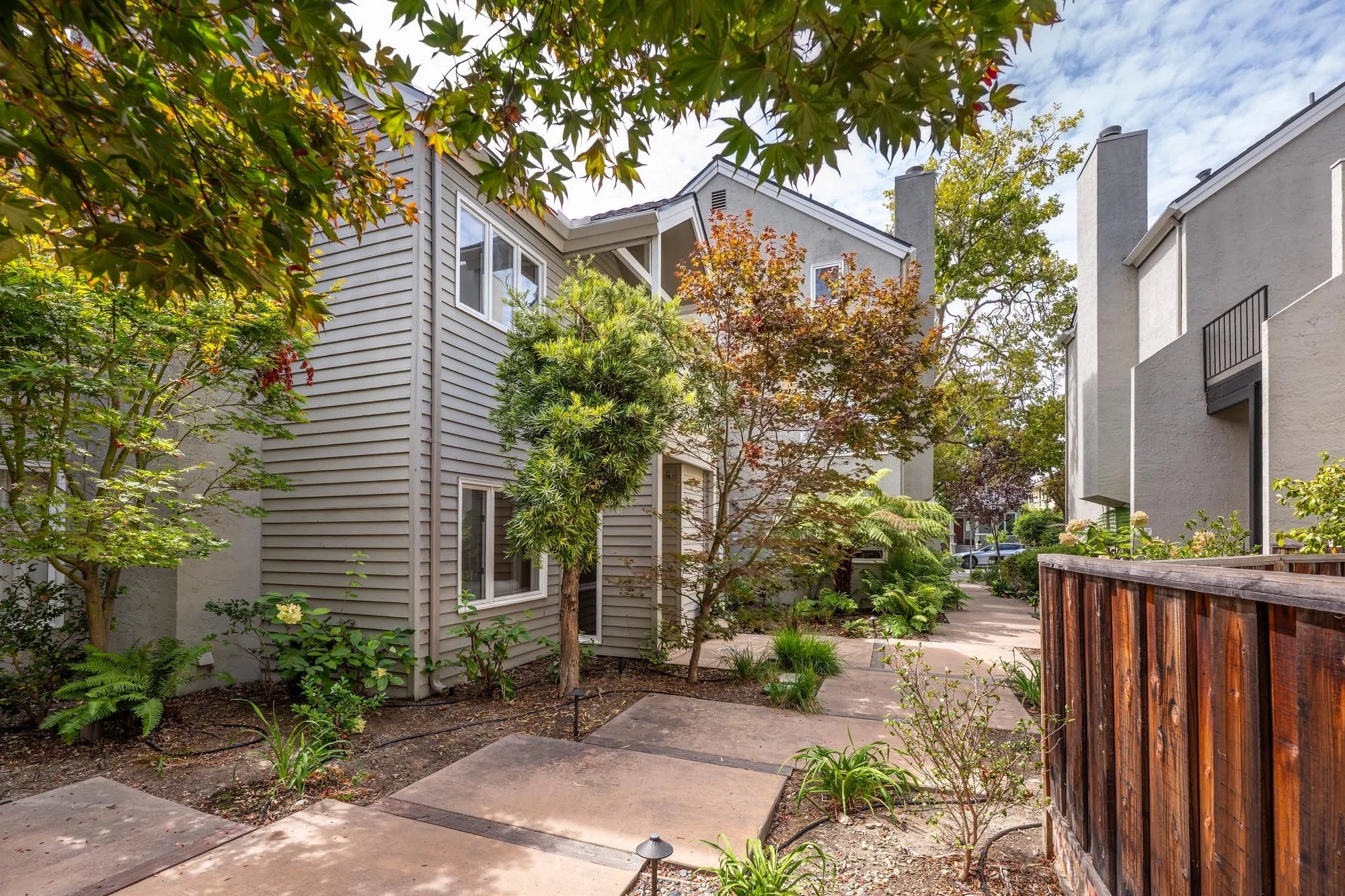 2_27 - Courtyard Area - 913 Cowper.jpg