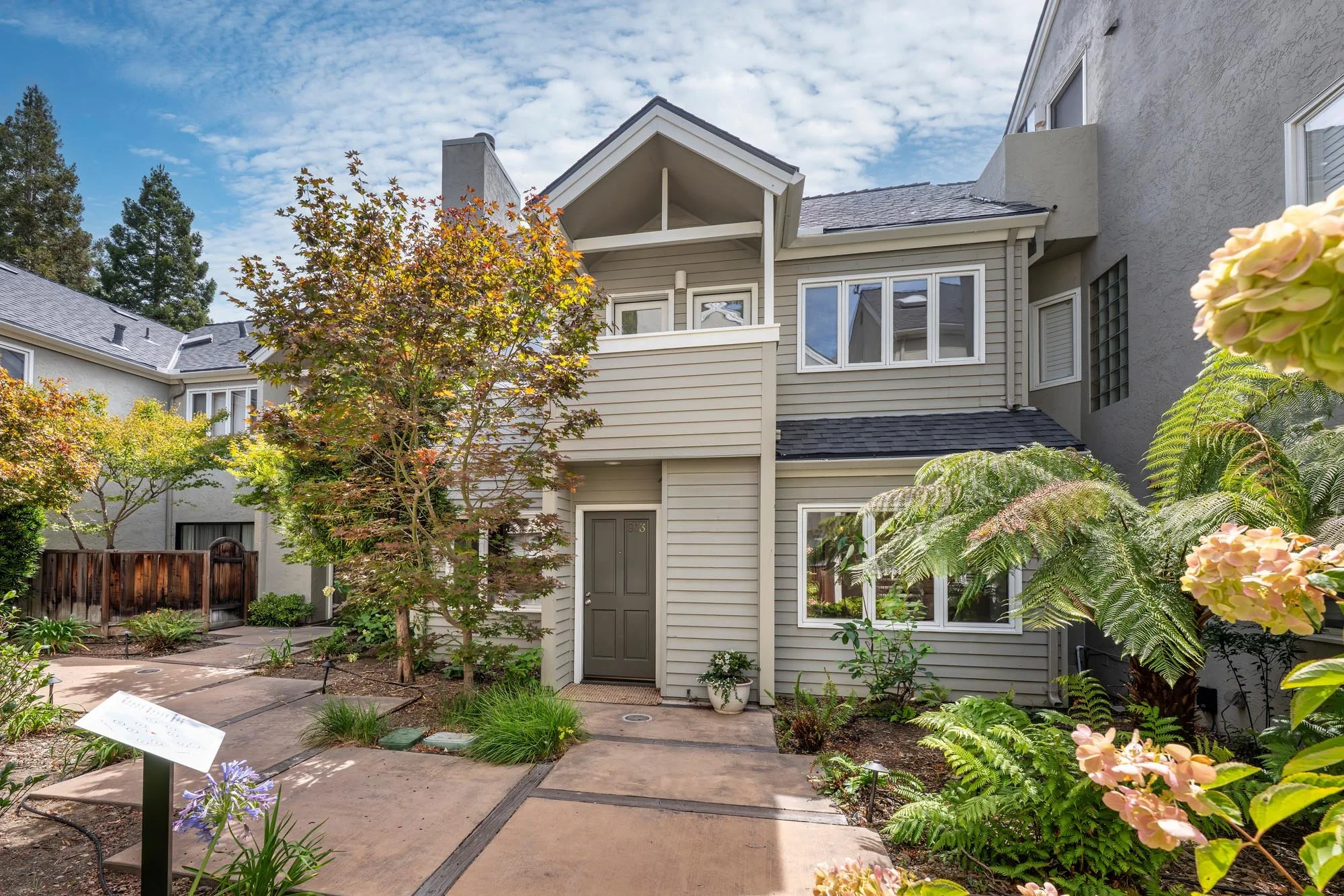 3_01 - Front Exterior - 913 Cowper.jpg