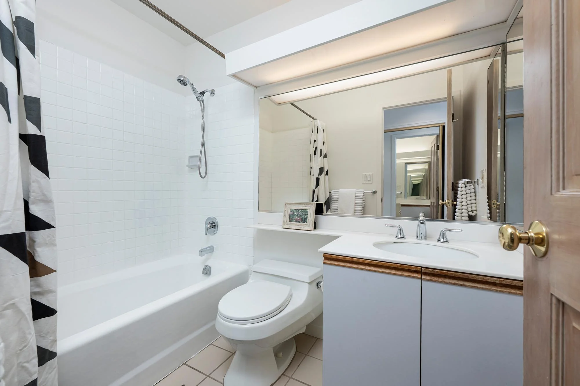 19_21 - Bathroom - 913 Cowper.jpg