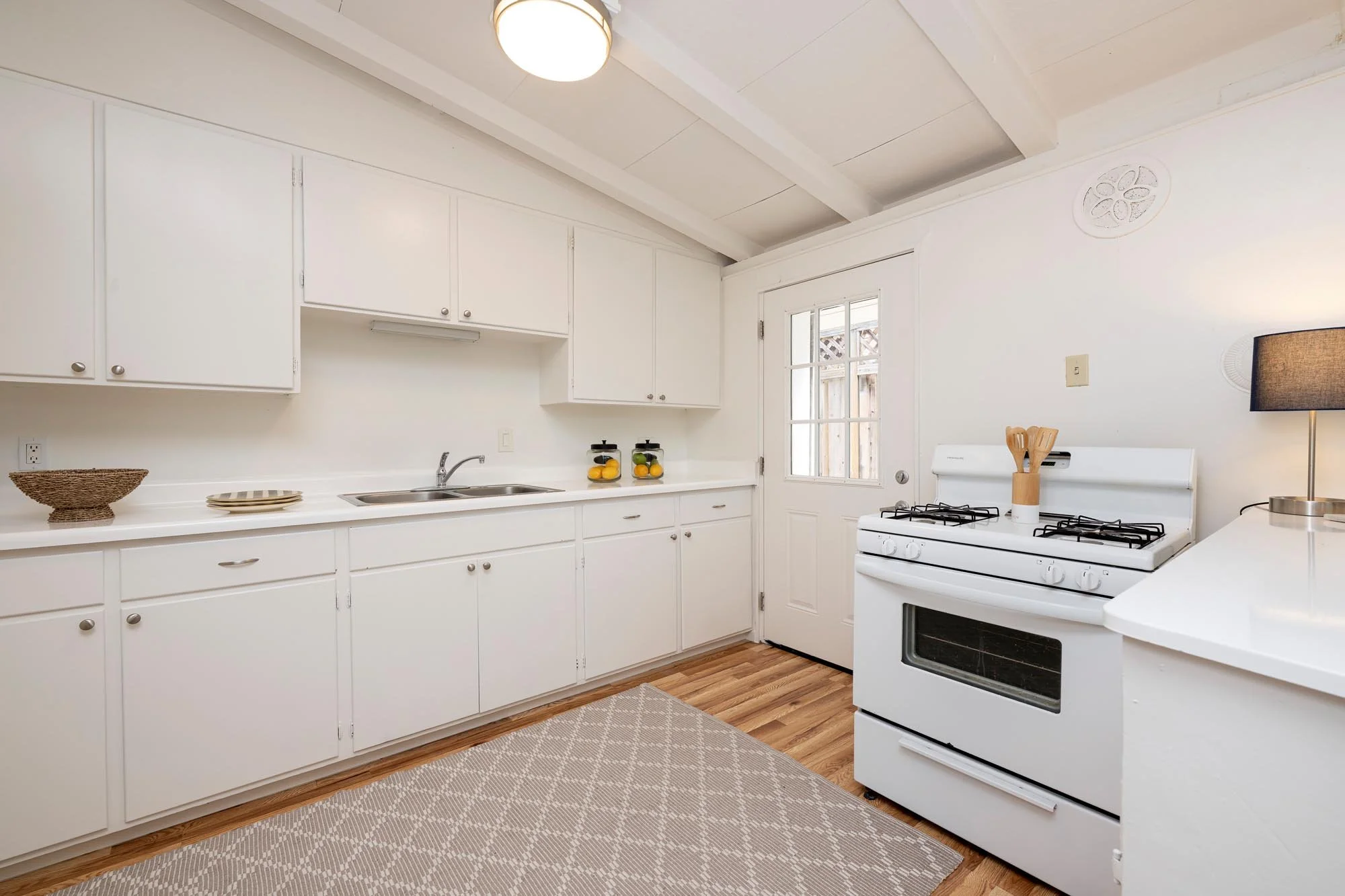 08 - Kitchen - 10570 S Tantau.jpg