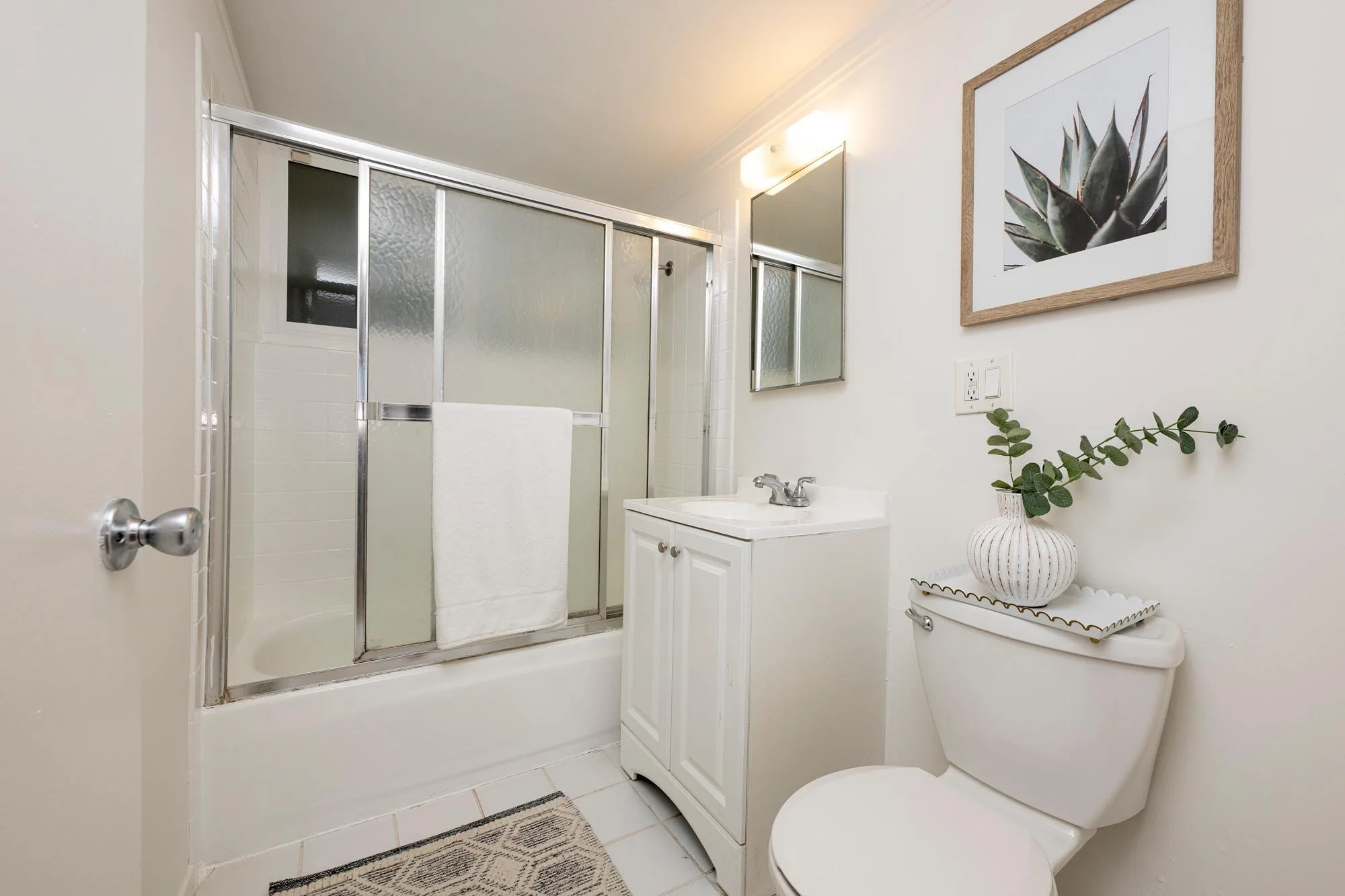 11 - Bathroom - 10570 S Tantau.jpg