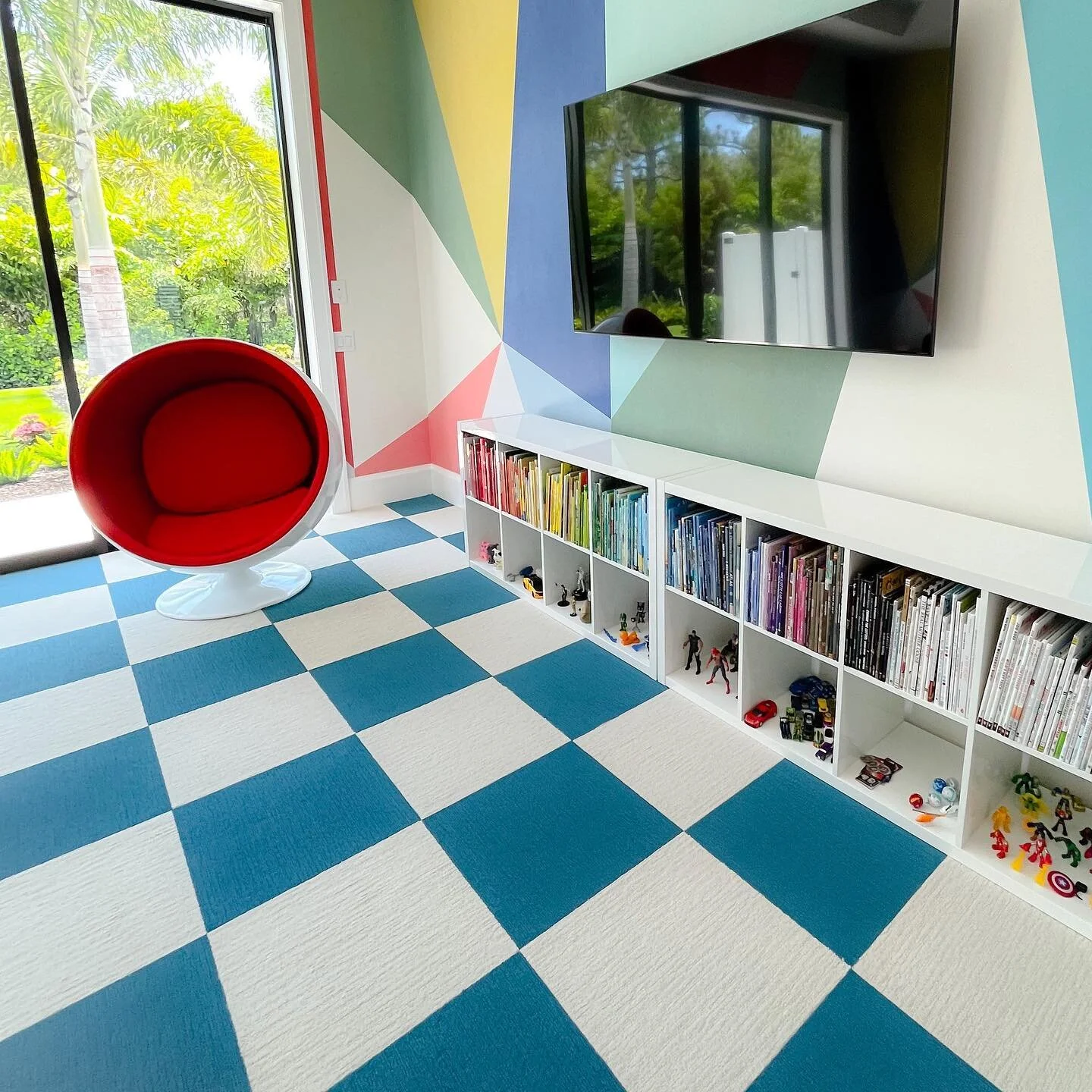 I was in my happy place organizing this collection of picture books by color 😍 Of course, this amazing playroom is a happy place by definition.
