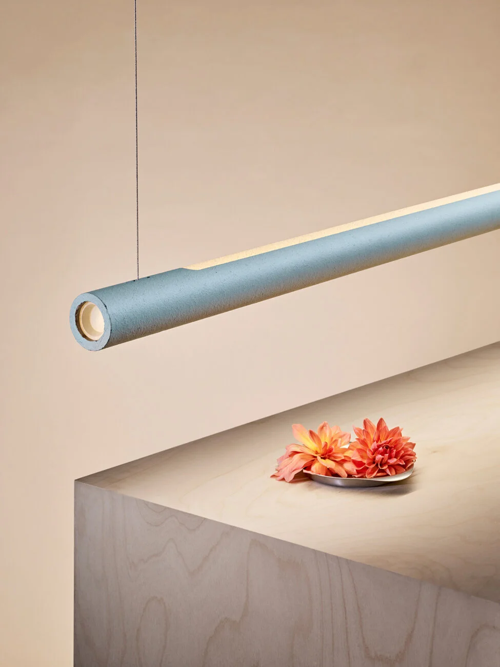 handandeye_o-beam-extruded-ceramic-lamp_singlewithflower-975x1300.jpg