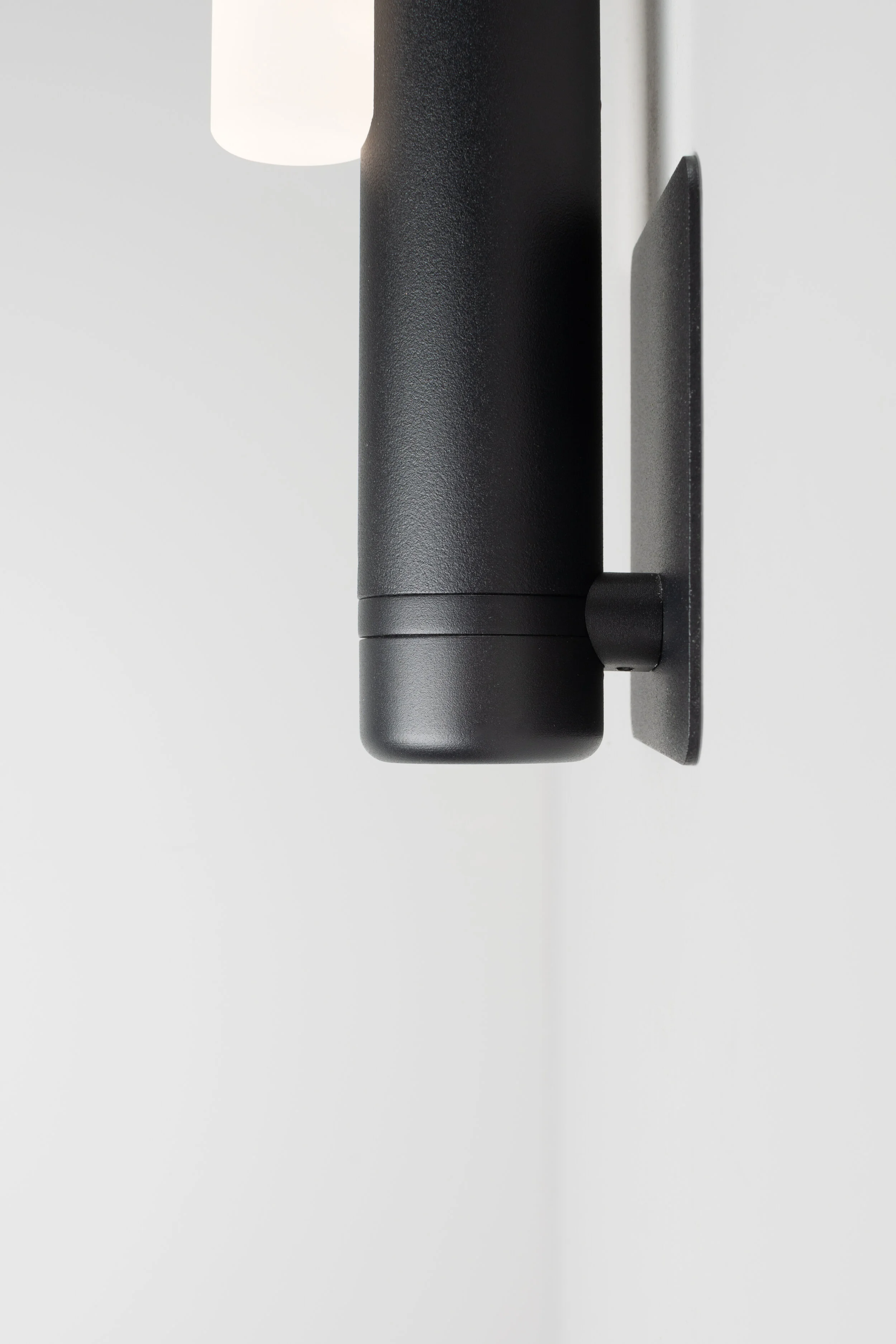 ANDlight_Pipeline_Ceiling-Wall_125_Black_CourtesyofANDlight_14.jpg
