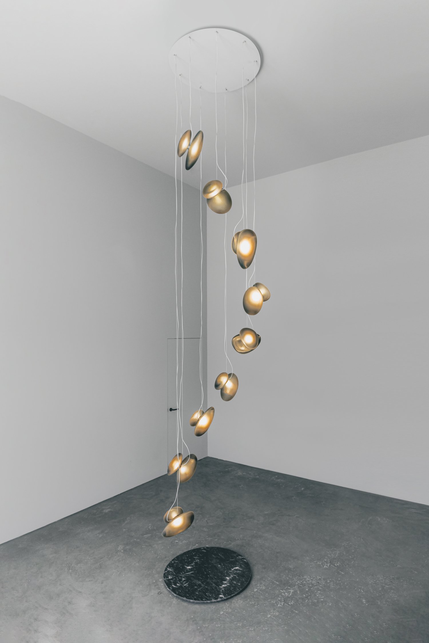 leibal_pebble-chandelier_andlight_2.jpeg