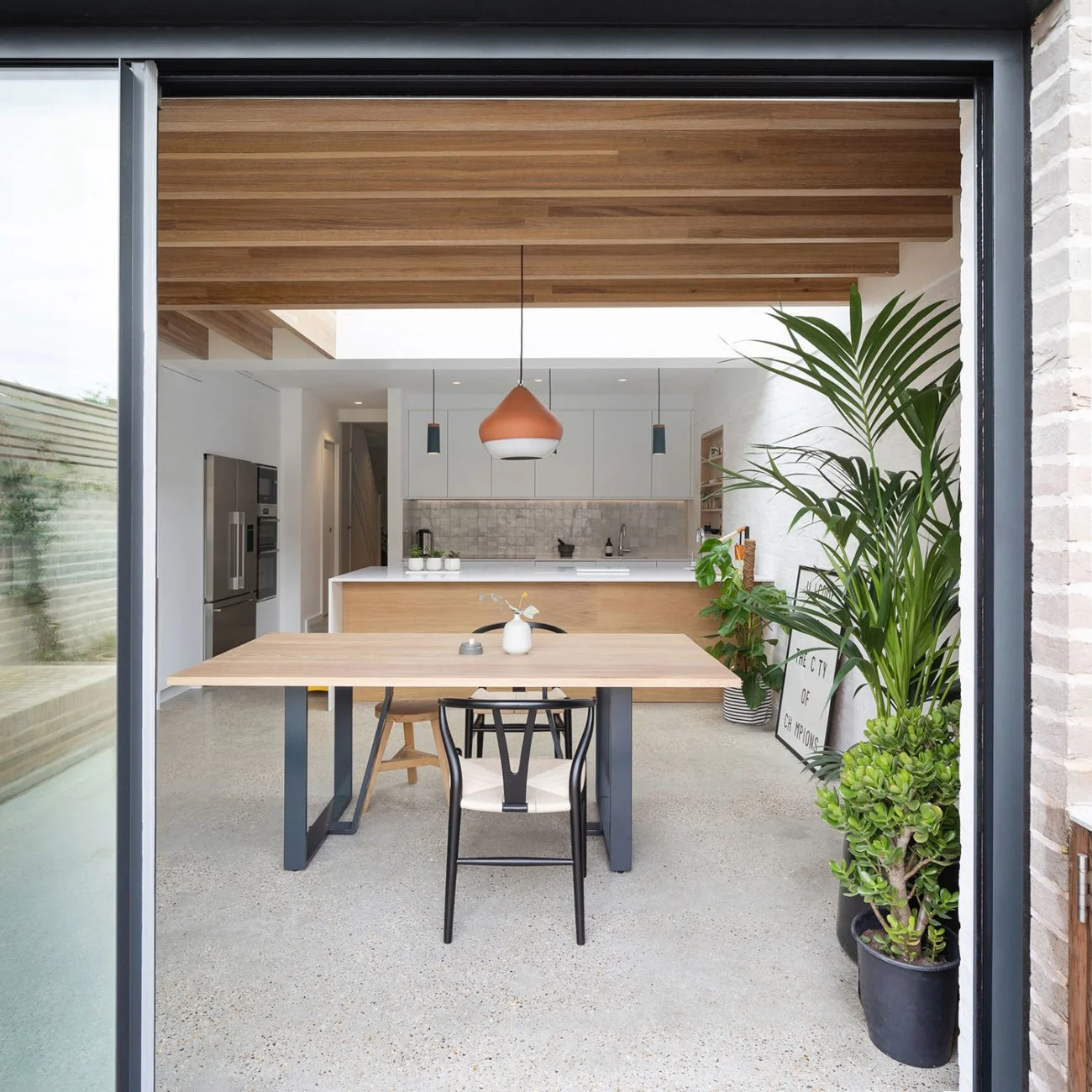 handandeye_terracotta-large-pendant_neighbourhoodstudio_1-1300x1300.jpg