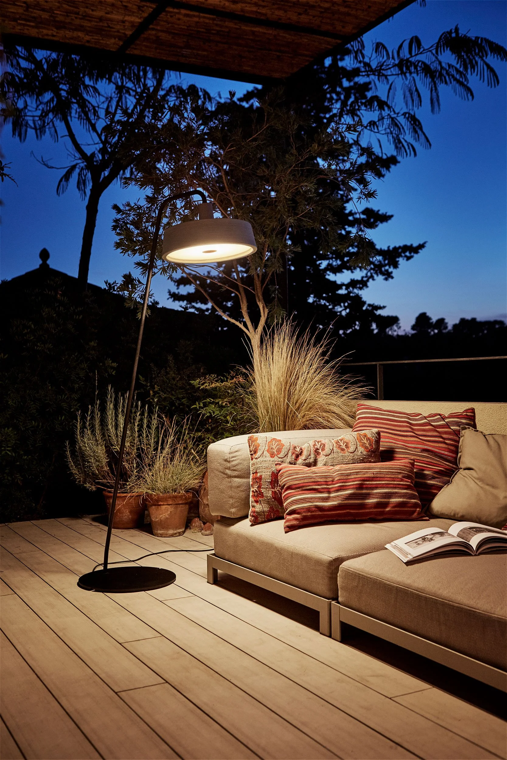 MARSET_HR_Soho-P-38-LED-next-to-a-sofa.jpg