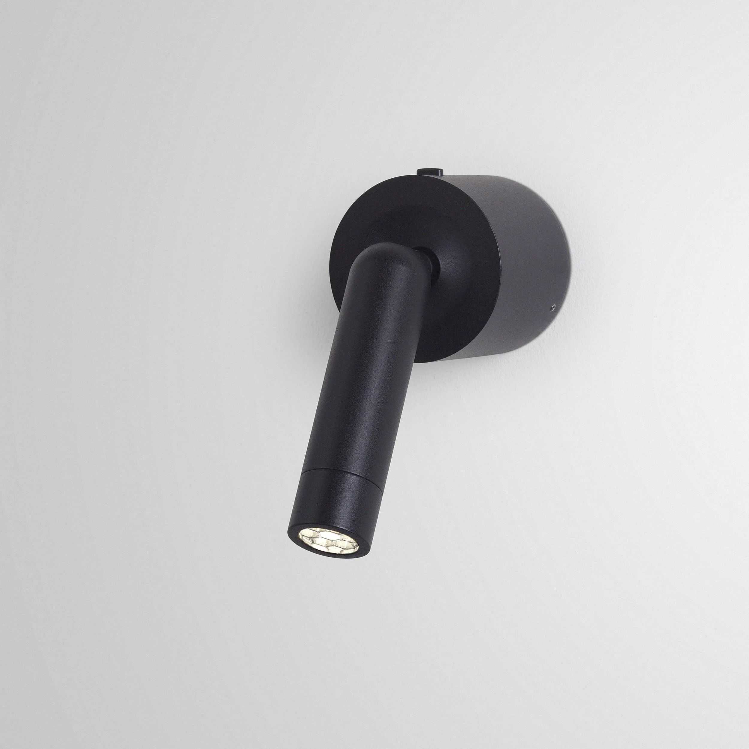 marset-lr-ledtube-a-black.jpg