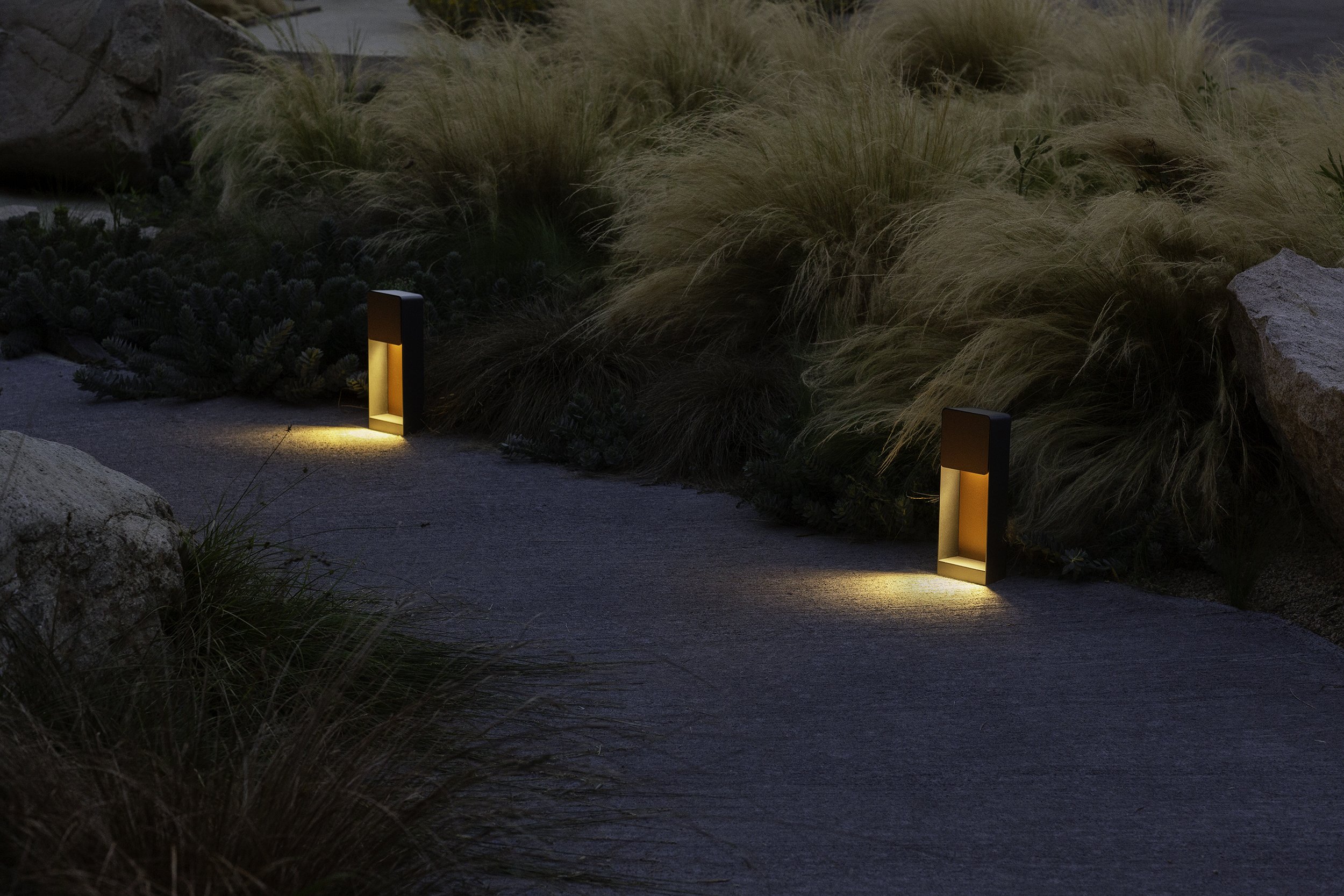 marset_lr_lab-35-bollard-rust_lighting-path_at-dark.jpg