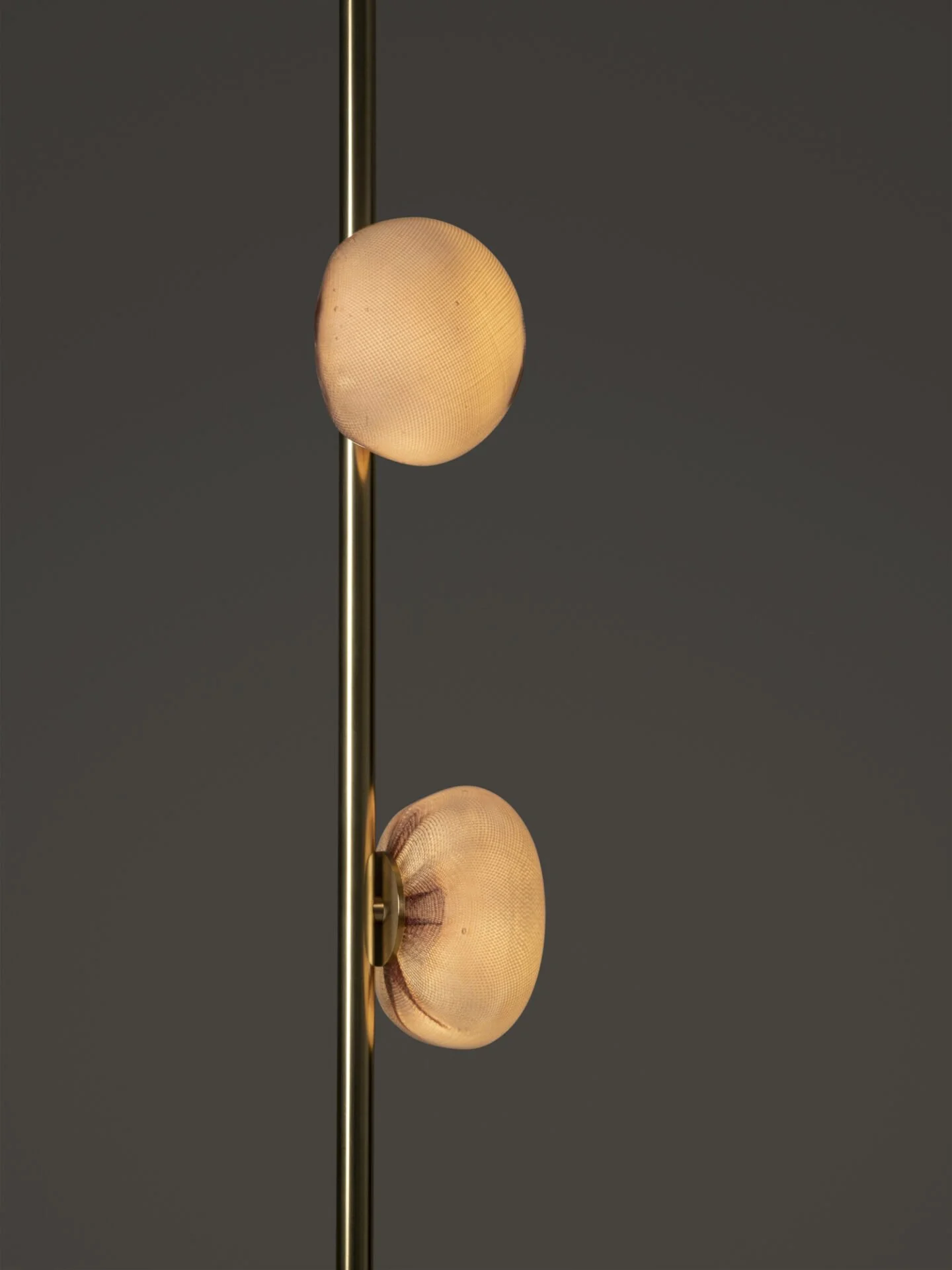 84v-Column-Straight-Brass-Dark-Detail.jpg