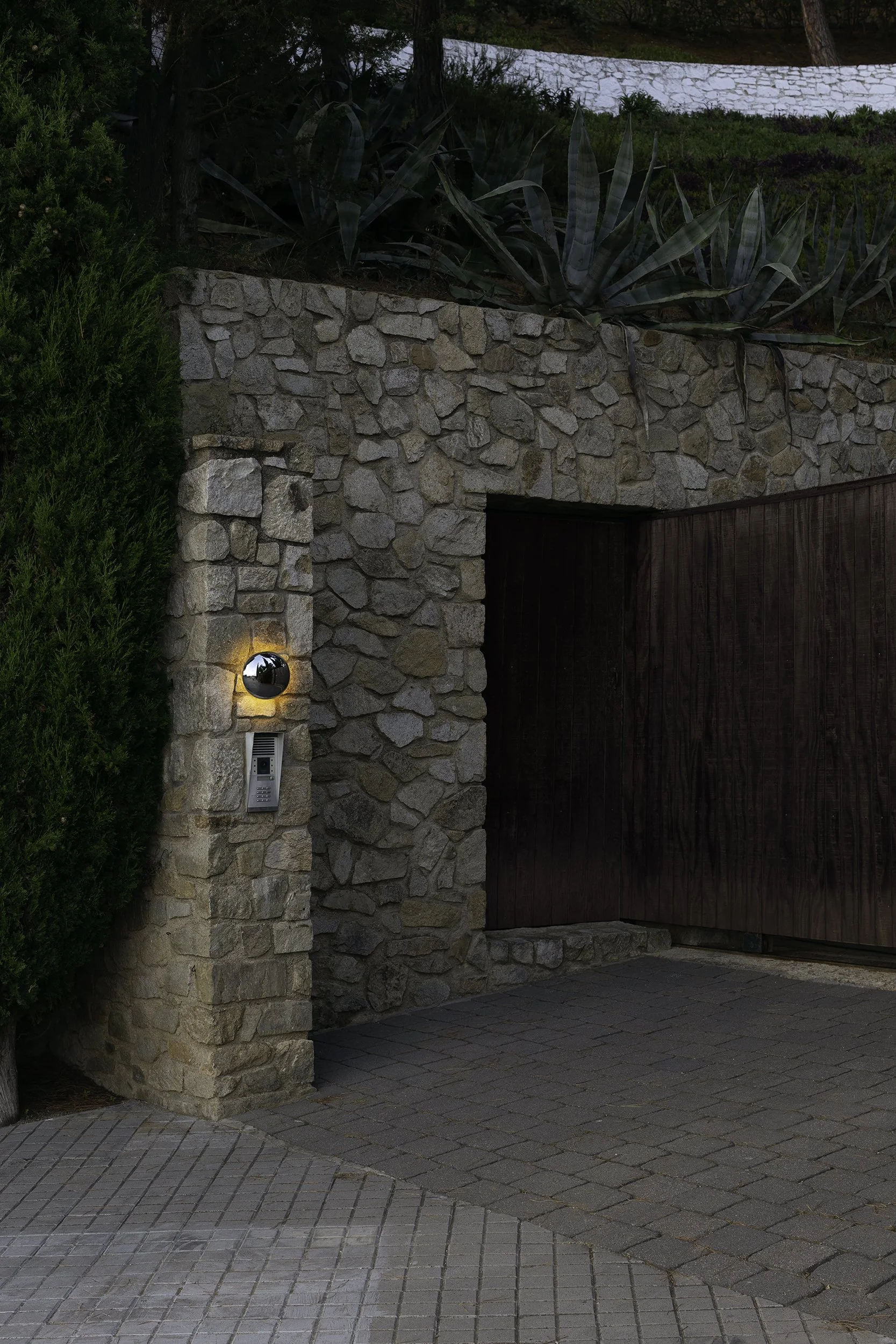 marset_lr_babila_at-the-front-door.jpg