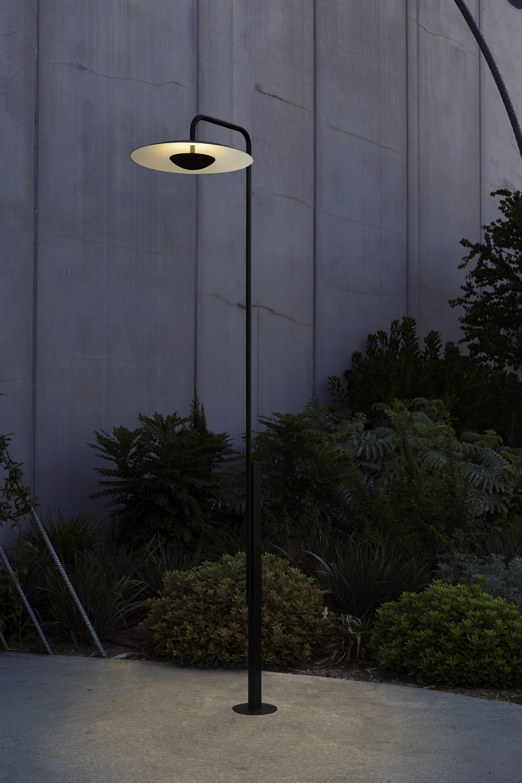 marset_lr_ginger-lamppost-at-dark.jpg