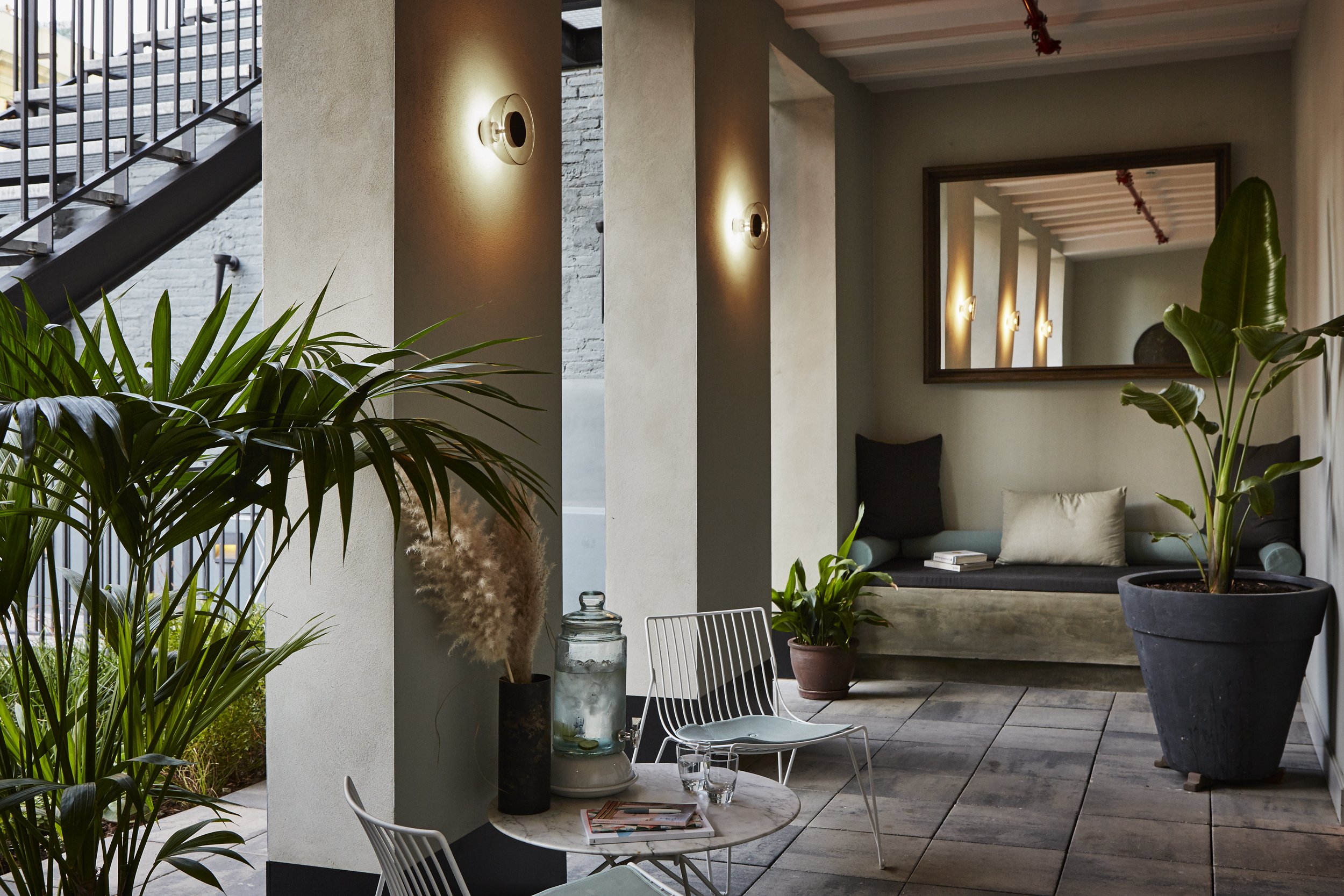 marset_hr_aura-at-a-courtyard-2.jpg