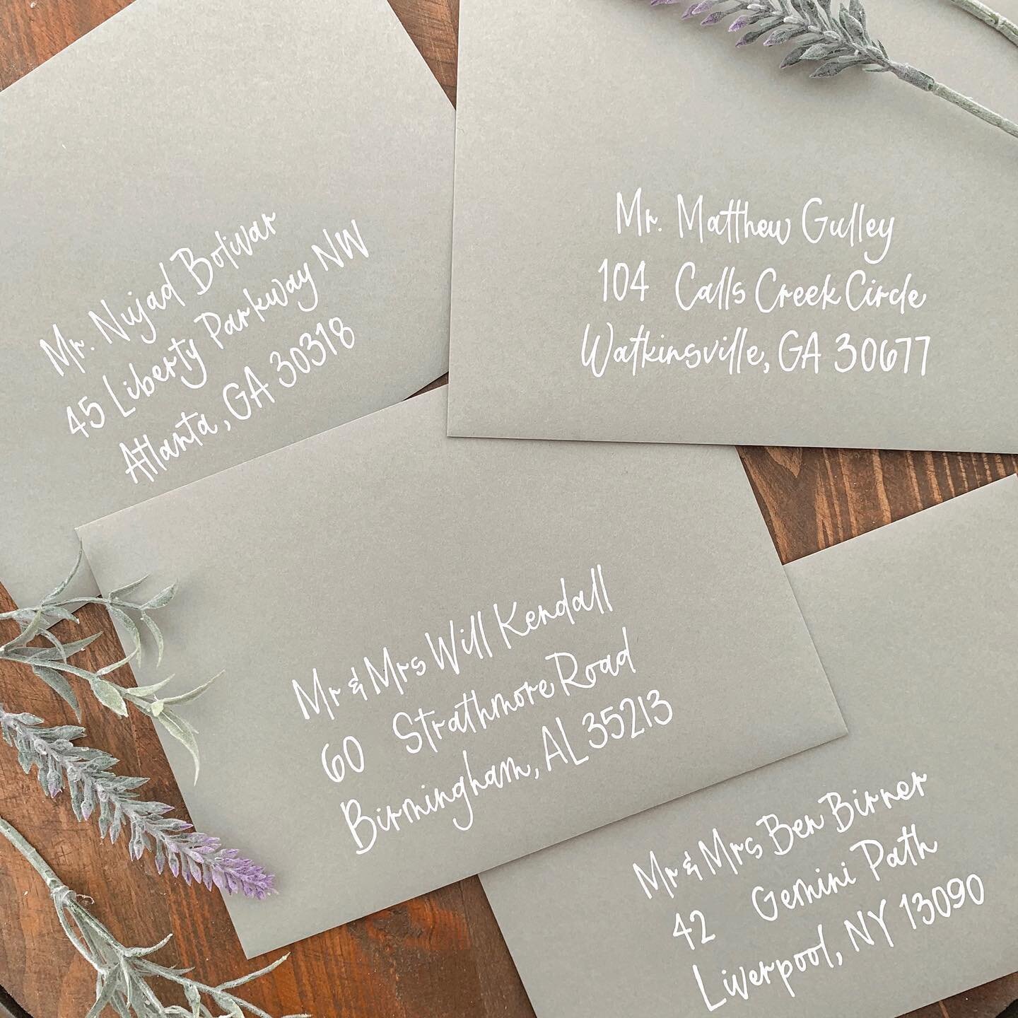 Dusty sage green with white writing, be still my heart 😍
⠀⠀⠀⠀⠀⠀⠀⠀⠀
This might be my favorite set of envelopes ever. For a friend I love, in a color I love, in a style I love 👏🏻
⠀⠀⠀⠀⠀⠀⠀⠀⠀
#envelopeaddressing #envelopecalligraphy #weddinginvitations