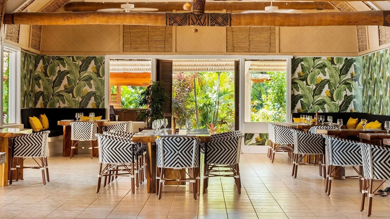 island-dining-musket-cove-island-resort-and-marina.jpg