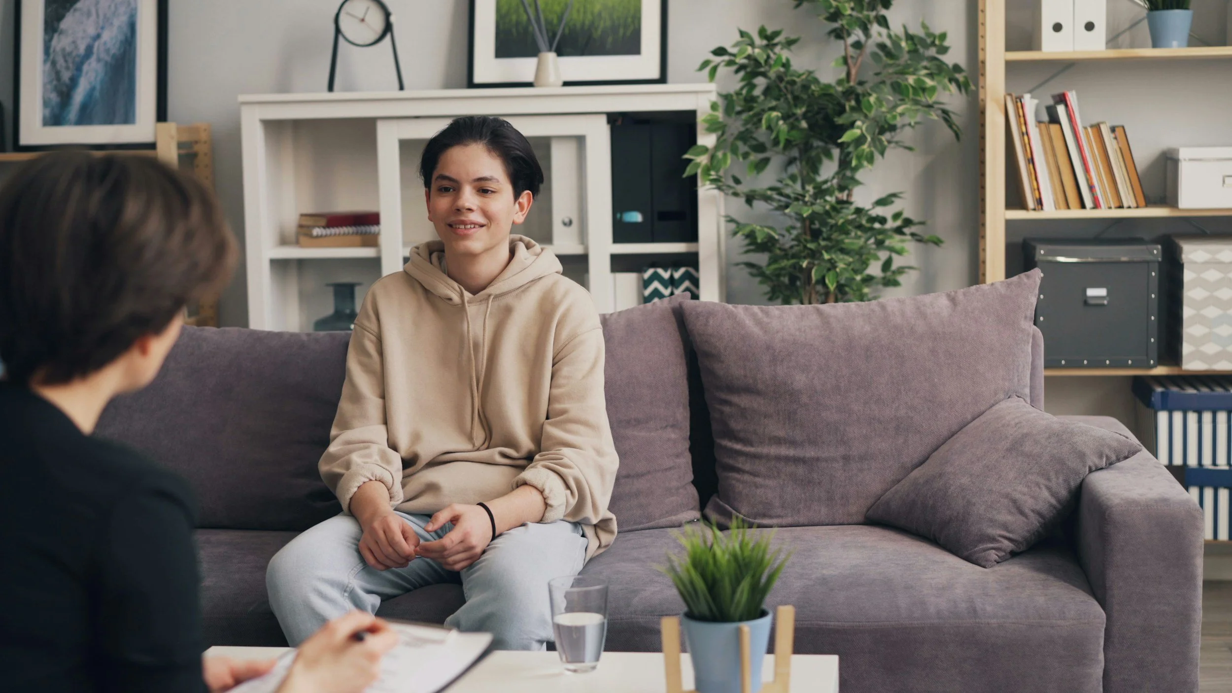 Picture of young person/teen in a spanish-speaking and/or bilingual therapy session at Sequoia Teen Counseling Center in Seattle.