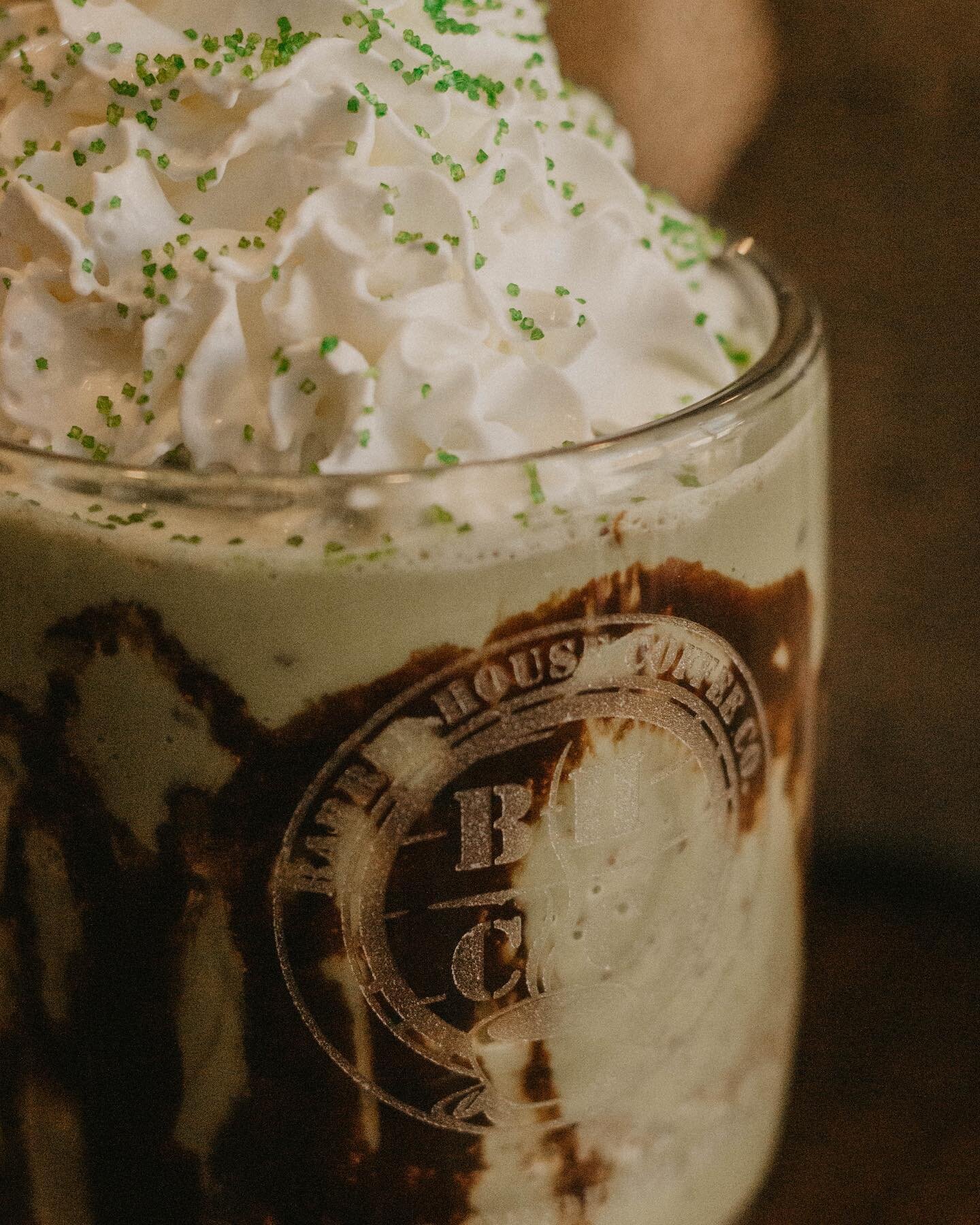 We have the perfect drink for this warmer weather... our limited-edition Celtic Frost, only available frozen! This frozen matcha latte with chocolate chips and chocolate syrup is the perfect refreshing treat for such a beautiful day. ☀️ 

#barrelhous