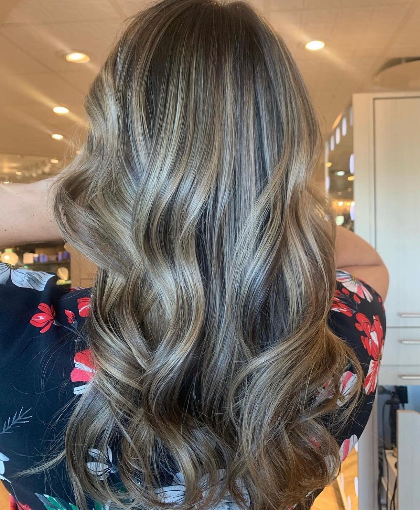 Sunkissed&nbsp;balayage refresh 😘

Expert Stylist:&nbsp;@jessyfernandezhair

Elevate your mane appeal ⚡️ Call us at (239)597-7005 to book your next appointment! ☎️&nbsp;#ncolorsalon&nbsp;#elevatedexperience