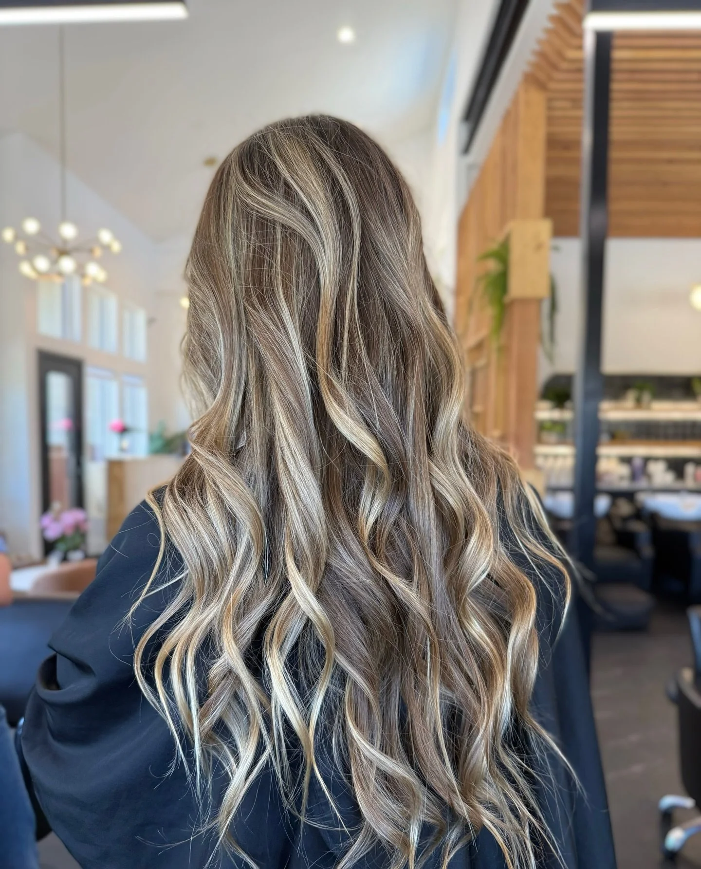 A combo of teasylights for pops of blonde through the ends and traditional highlights for coverage at the roots✨ 
color by @carmen.tafoya 
.
.
.
Blonde Balayage
Durango Colorado Hair
Durango Colorado Hairstylist
Southwest Colorado Hair
Southwest Colo