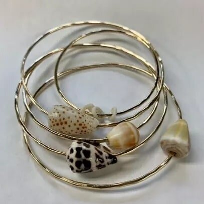 Classic gifts.

Beach Girl Jewels offers her North Shore Shell Bangle in Gold Fill or Sterling Silver.  Her bangles are handmade and textured to create shimmer and texture.

@beachgirljewels
💕💕💕

Add a new layer to your Bangle Collection this Vale