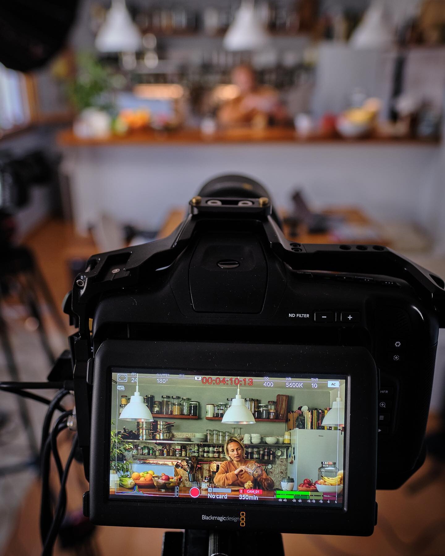 Shooting mode - Detox style. 
Yesterday we converted the kitchen into a studio and shot some videos for our spring detox program with @we.come.home.retreats 
If you are curious, you can also see me behind the counter sharing some of my detox secrets 