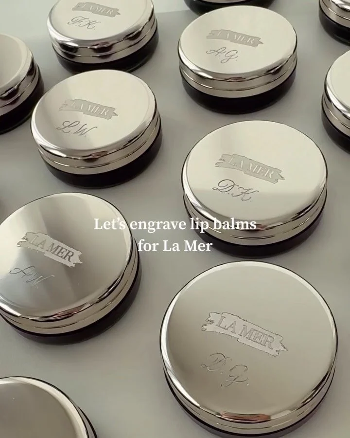 Hand-engraved @lamer lip balms for a private dinner at @snowpolostmoritz 🇨🇭🏇

The last image was shared by one of the event guests 🥰

Engraving such a mirrored surface can be tricky as you see every line doubled. And when it comes to a beauty pro