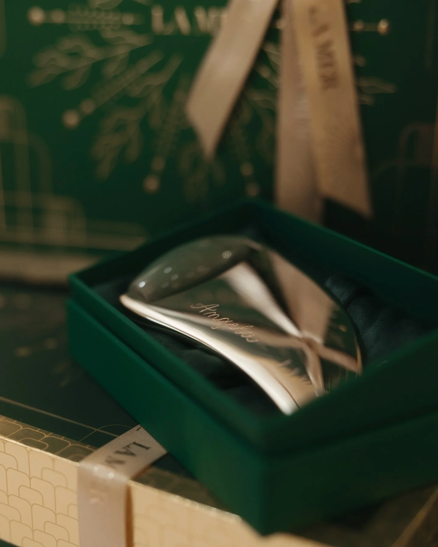 Live engraving of @LaMer facial massage tools for guests of a private brand event in Zurich 💚🥂

Applying top-quality skincare on your face with a massage roller that was personalized by hand with your name has to be in fact the ultimate luxury expe