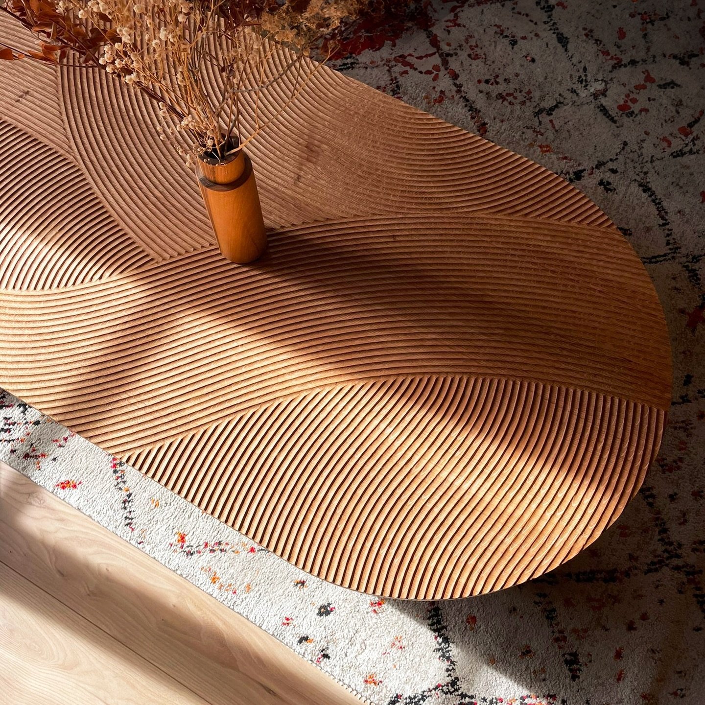Table basse Ner&oacute; sous le soleil et ses ondes grav&eacute;es dans du ch&ecirc;ne massif origine Loire 🌊
Mod&egrave;le sur-mesure 140x70, finition huile naturelle