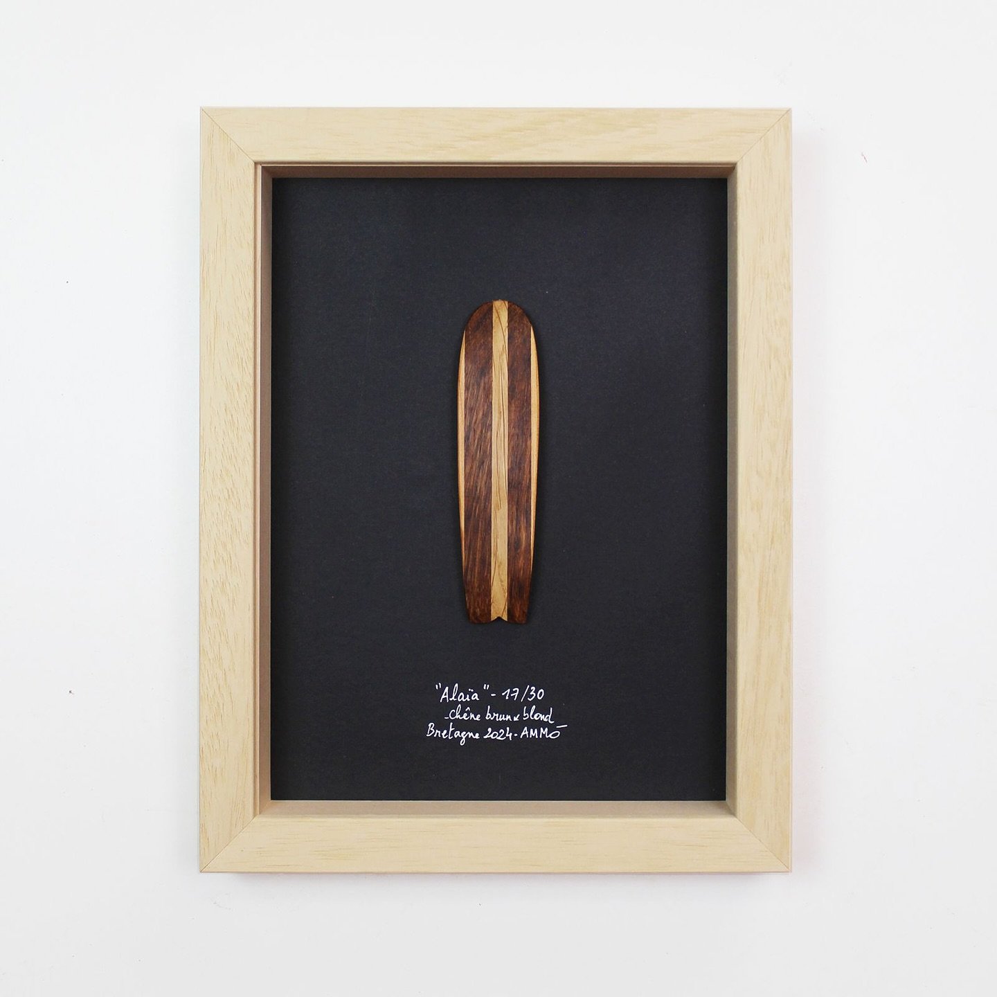 Cabinet de curiosit&eacute;, s&eacute;rie Ala&iuml;a n&bull;17/30
Cadre en ch&ecirc;ne massif et symbole sculpt&eacute; &agrave; la main en ch&ecirc;ne brun et c&egrave;dres rouge, toutes les s&eacute;ries de cadres cabinets de curiosit&eacute; sont 