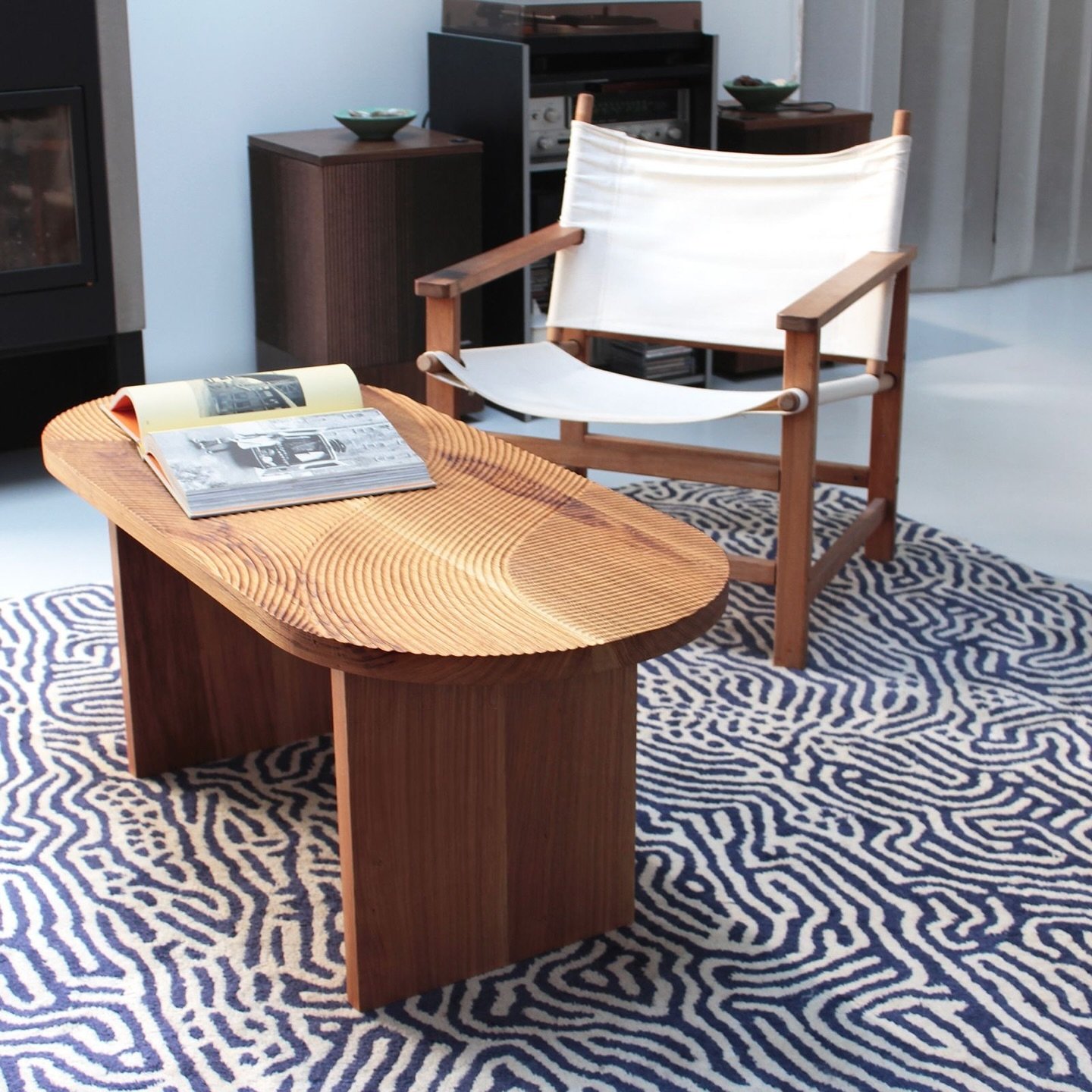 Winter mood featuring table grav&eacute;e Ner&oacute; 🌊 ch&ecirc;ne massif sculpt&eacute; de vagues;