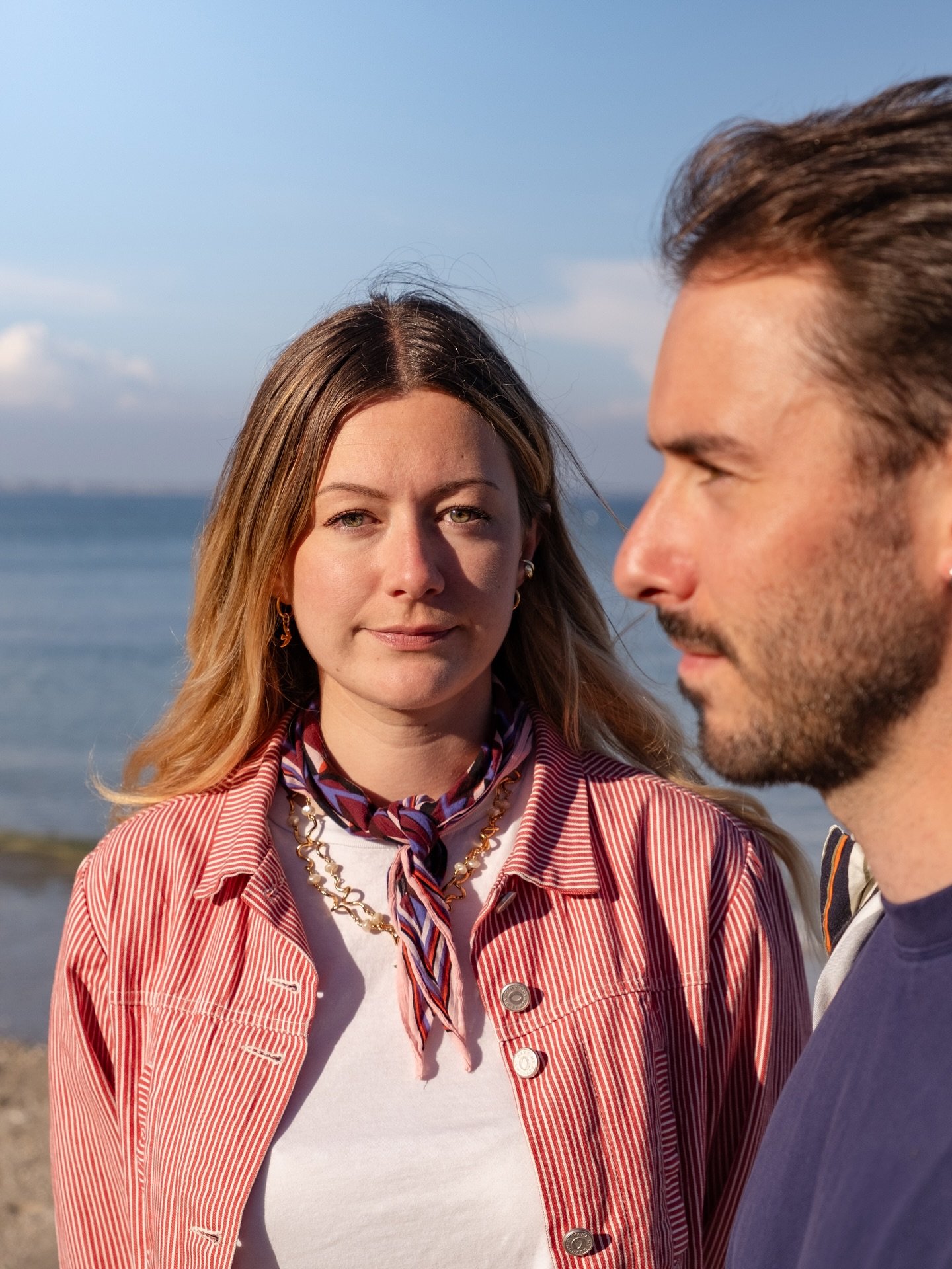 On parle souvent de ce qu&rsquo;on fait, pr&eacute;f&eacute;rant laisser parler nos objets, nos inspirations, nos mati&egrave;res et nos lignes. 
Alors aujourd&rsquo;hui, on sort un peu de notre zone de confort pour vous dire : &ldquo;hello, nous c&r