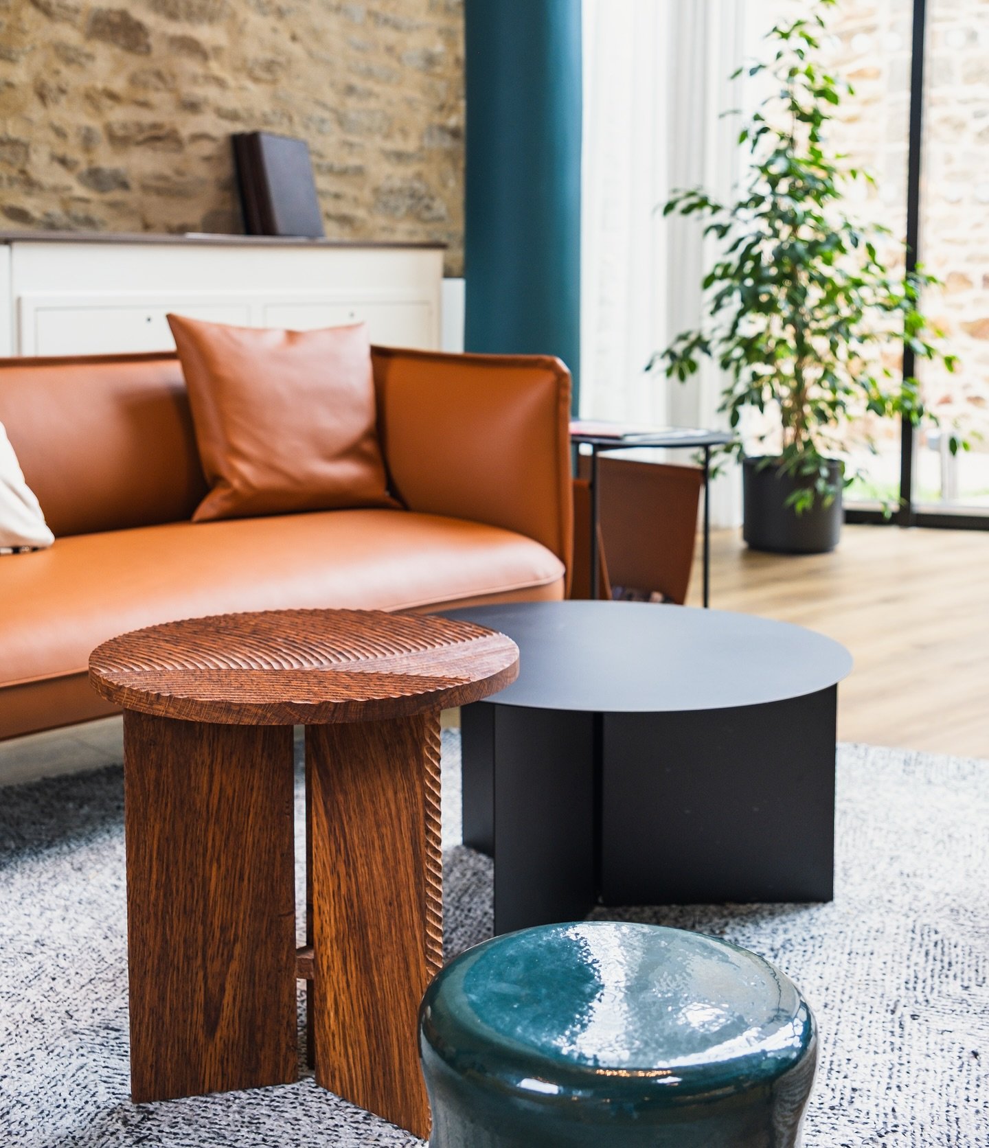 COLLECTION NER&Oacute; | table d&rsquo;appoint et bout de canap&eacute; en ch&ecirc;ne brun sculpt&eacute; 🌊
Une table d&rsquo;appoint au design minimaliste mais &agrave; la texture captivante, sur son plateau et les tranches de ses pieds, de nos on