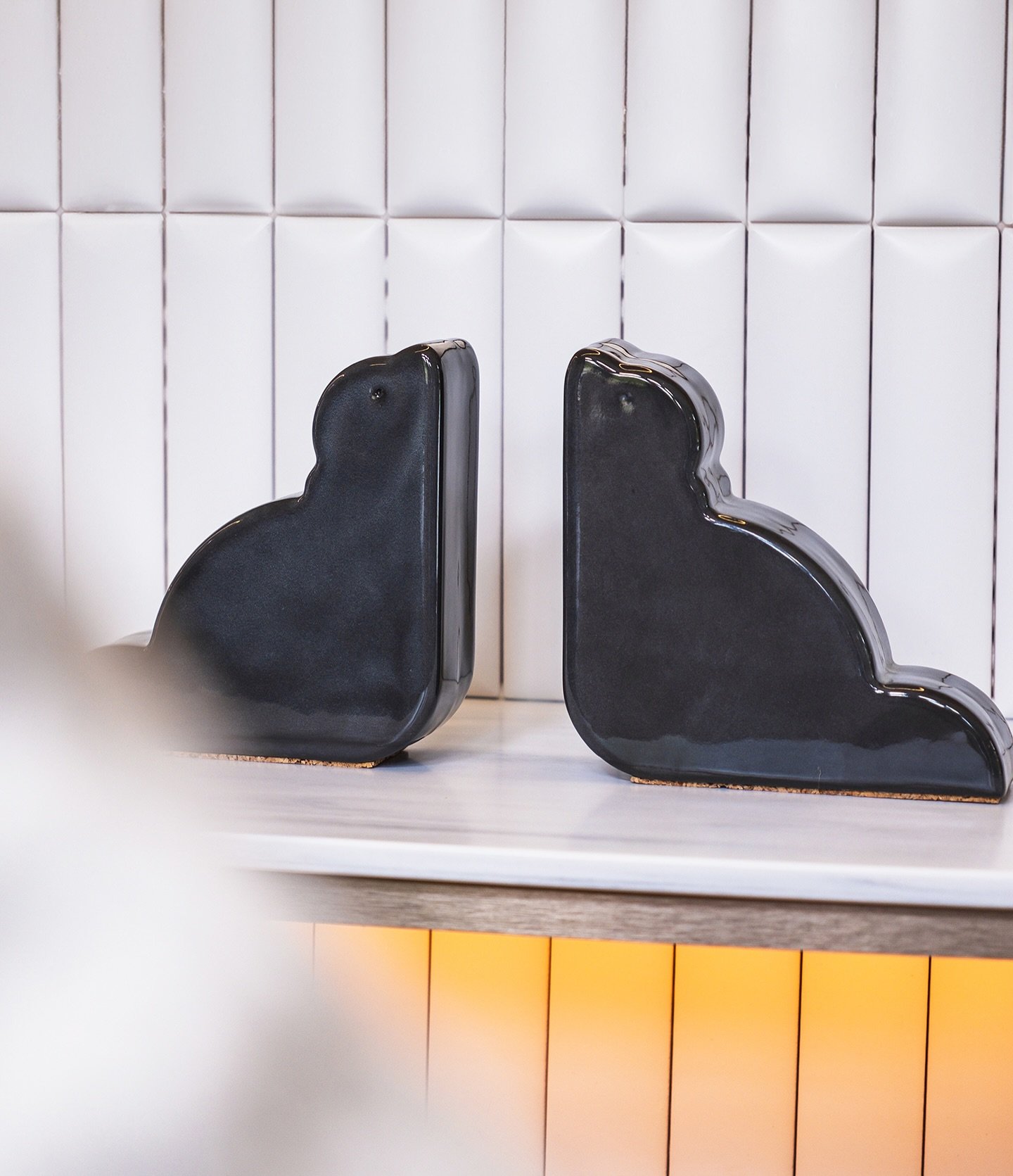 Nos serre-livres Phoques en c&eacute;ramique 🐋✨
Pi&egrave;ces sculpturales et fonctionnelles, ces compagnons aux formes douces et stylis&eacute;es sont fabriqu&eacute;s &agrave; la main, avec soin, en Bretagne ! (Aussi parce qu&rsquo;il y a des phoq