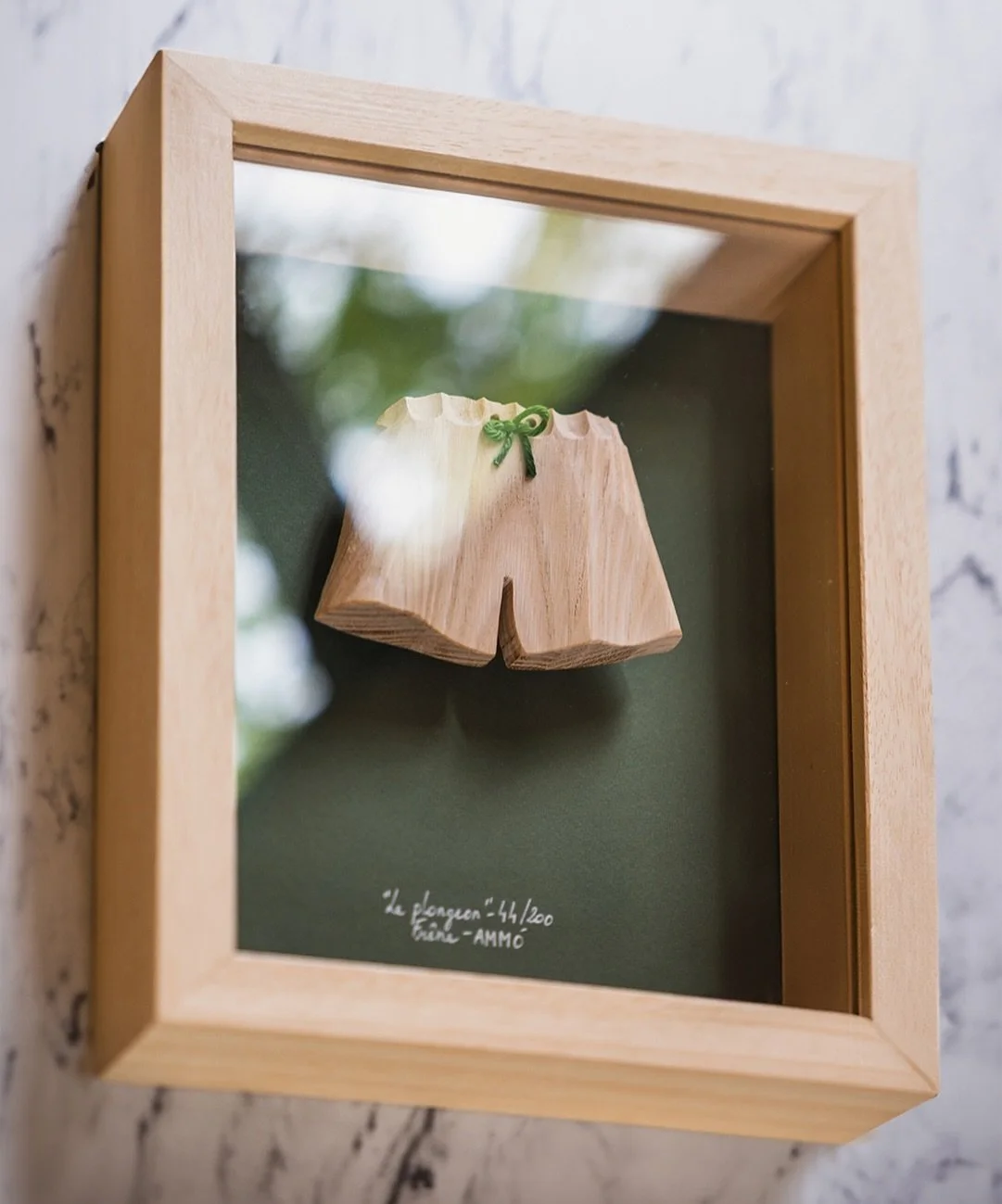 Les Objets Sal&eacute;s by AMM&Oacute; 🌊
&laquo;&nbsp;Le plongeon&nbsp;&raquo;, mod&egrave;le short de bain, en fr&ecirc;ne sur fond vert for&ecirc;t 🍃 
Saviez-vous que tous les symboles de nos Objets Sal&eacute;s &eacute;taient sculpt&eacute;s &ag