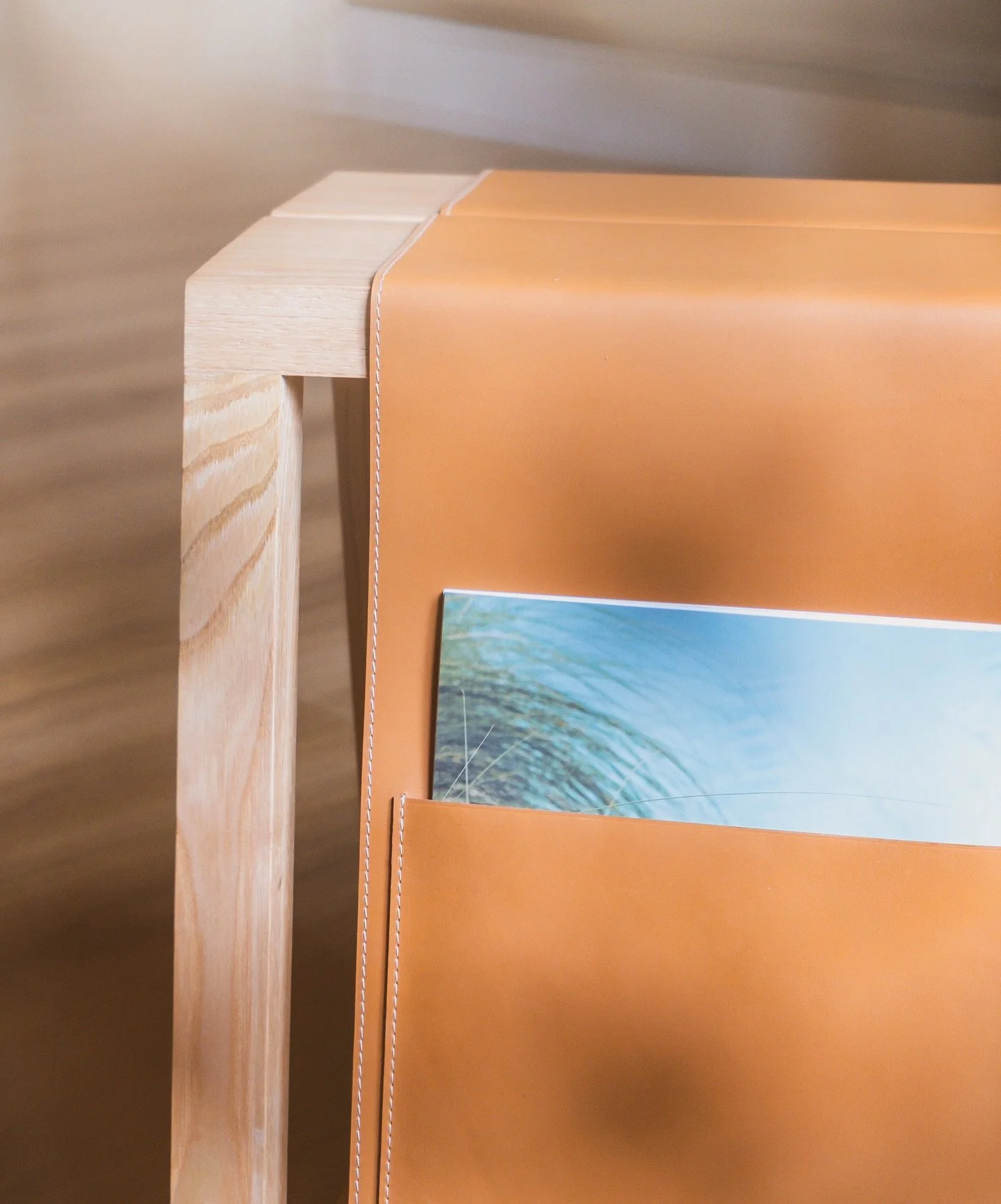 Heat on SELA 🔥
L&rsquo;&eacute;t&eacute; AMM&Oacute; captur&eacute; par @lea__capture , sur notre porte-magazine /table d&rsquo;appoint SELA d&eacute;velopp&eacute; avec la collaboration de @hlmaroquinerie , en cuir de veau pleine fleur et ch&acirc;