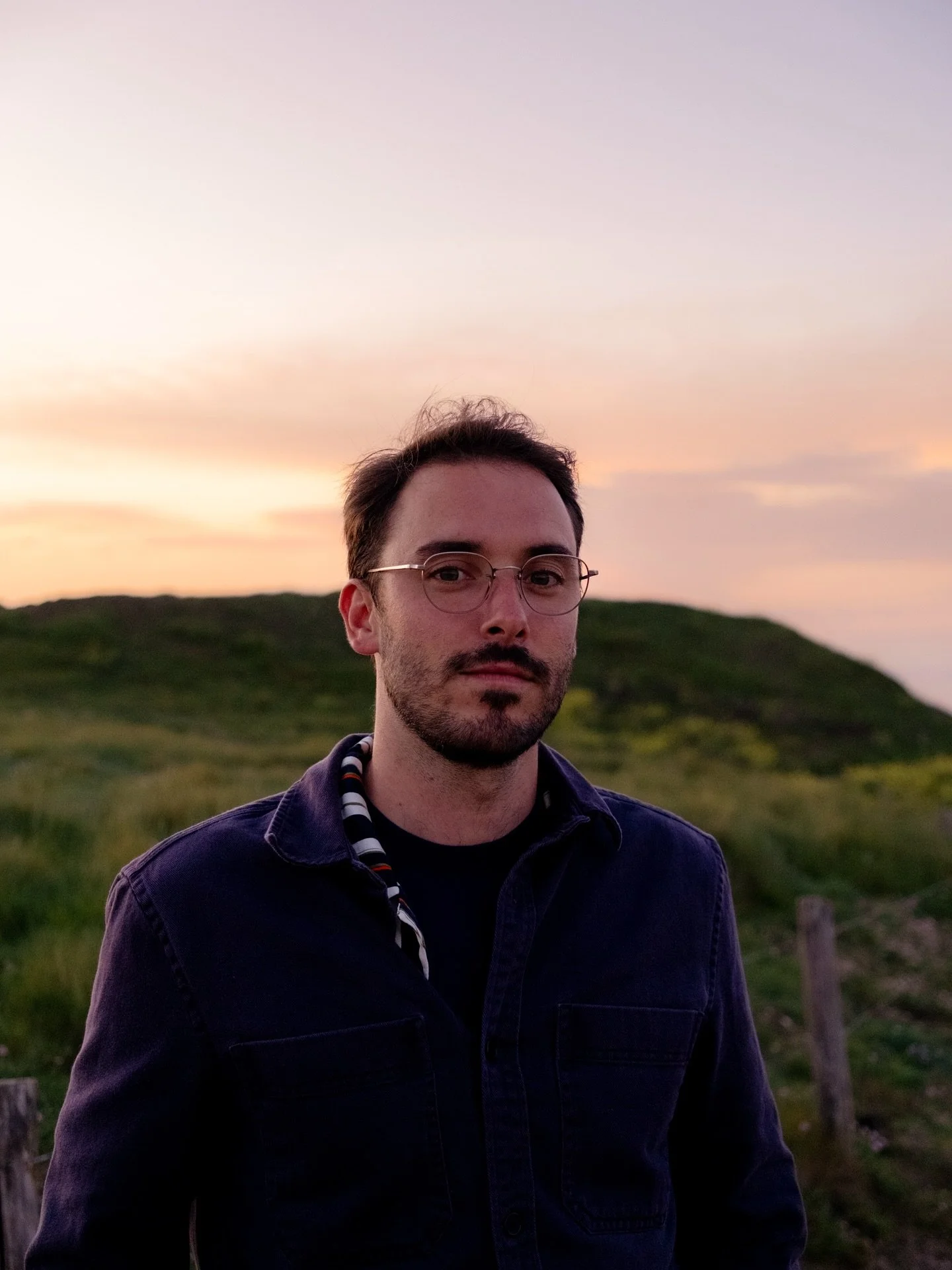 AMM&Oacute; 50% ID/ ROMAIN
Le genre &agrave; avoir toujours un ciseau &agrave; bois dans la main et du sel sur la peau. 
On passe nos journ&eacute;es &agrave; cr&eacute;er, fabriquer, ajuster.
On fait ce qu&rsquo;on aime, l&agrave; o&ugrave; on aime 