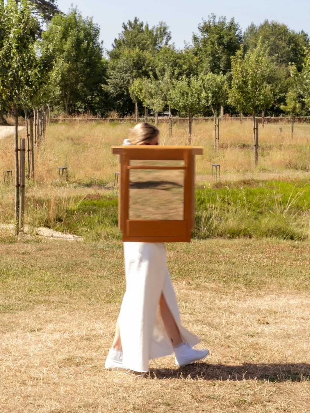 NEW - MIROIR SELA | Deuxi&egrave;me pi&egrave;ce de la collection SELA, le miroir joue encore plus sur le drap&eacute; du cuir, le tomb&eacute; libre et directement entrain&eacute; par le miroir, mobile et gliss&eacute; dans une poche.
En &eacute;cho