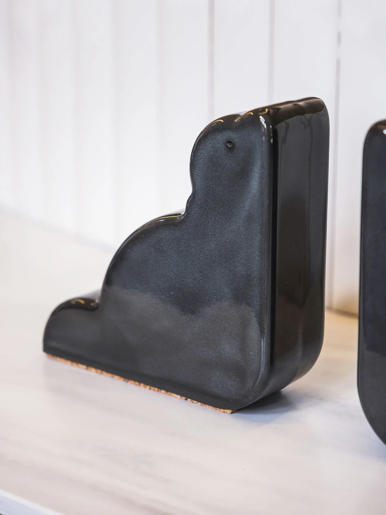 SEALS BOOK HOLDERS 🦭
Les phoques AMM&Oacute; en c&eacute;ramique, serre-livres minimalistes avec un clin d&rsquo;&oelig;il &agrave; la mer (toujours) et &agrave; aux belles mati&egrave;res (&eacute;videmment). &Agrave; retrouver sur notre site en es