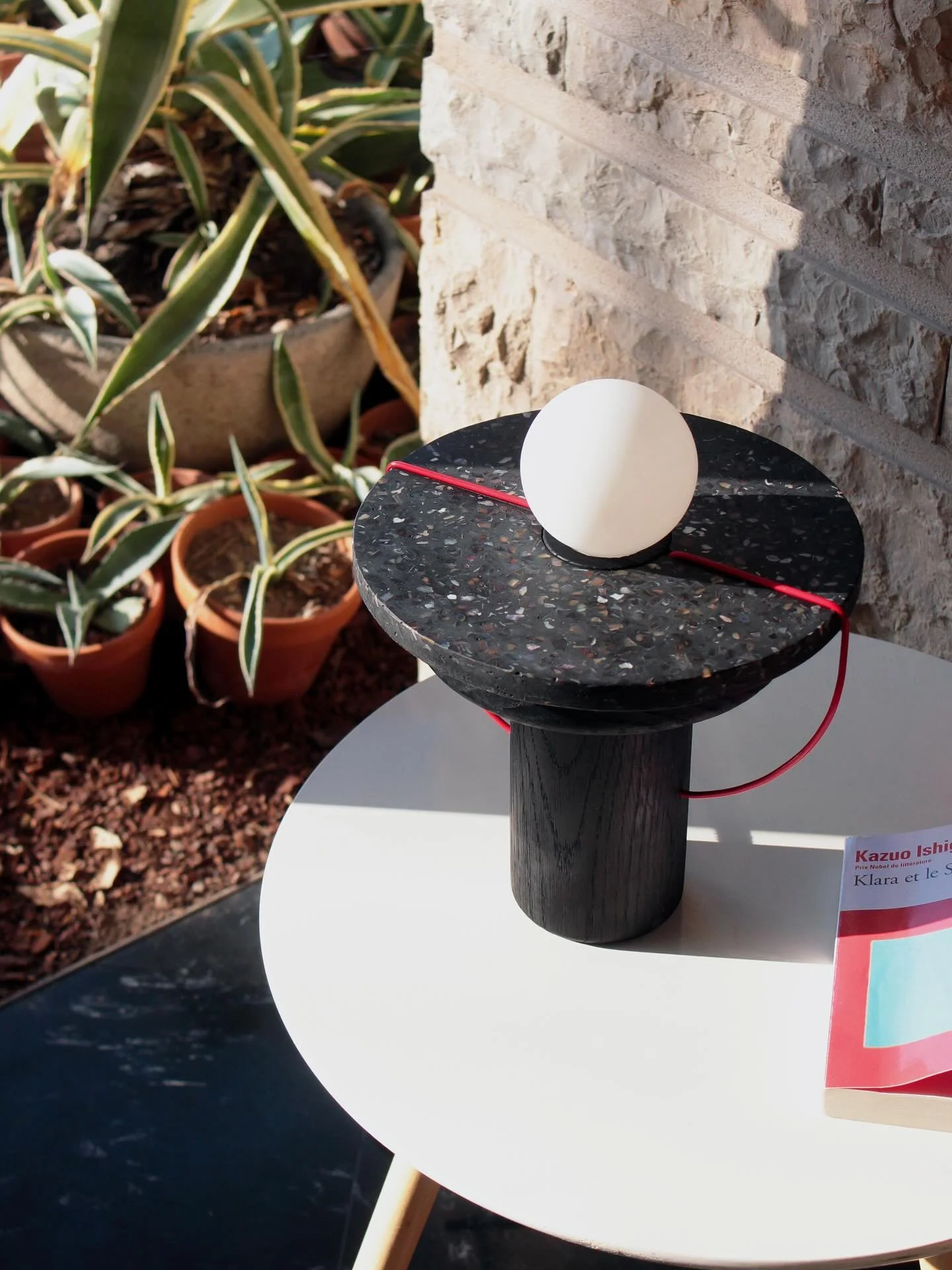 Un bonjour &agrave; notre lampe en bois br&ucirc;l&eacute; et coquillages, la lampe &agrave; poser MA01 🌊
D&eacute;velopp&eacute; en collaboration avec @malakio_ et leur terrazzo marin, la MA01 est un hommage aux belles mati&egrave;res, au textures 