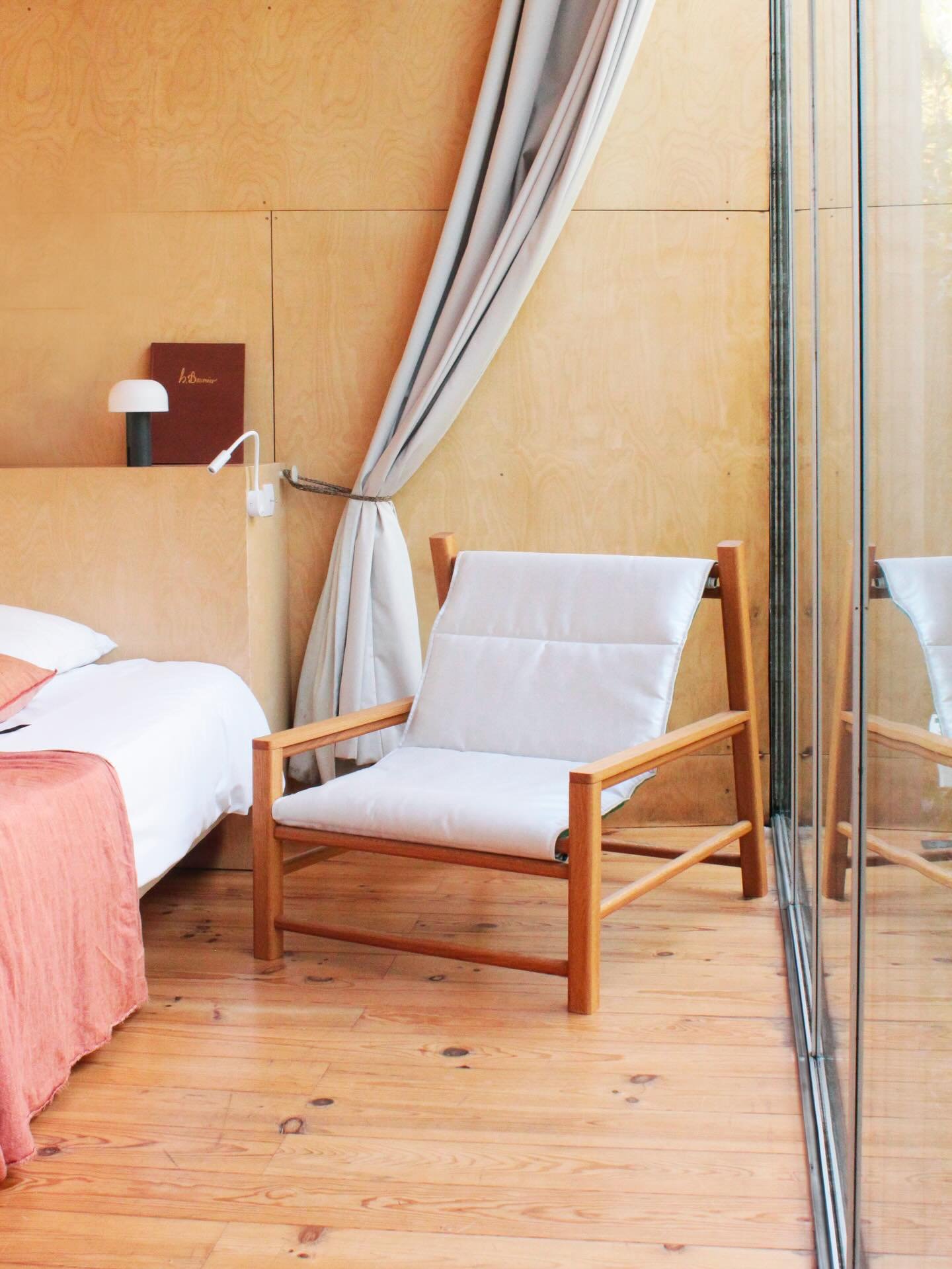 DUKE IS BACK/ 🏄🏻&zwj;♂️
Structure revisit&eacute;e, nouvel ADN, un caract&egrave;re affirm&eacute; mais toujours ses formes g&eacute;n&eacute;reuses et un appel au chill XXL. Hybride fauteuil transat, fauteuil safari, un petit c&ocirc;t&eacute; fau