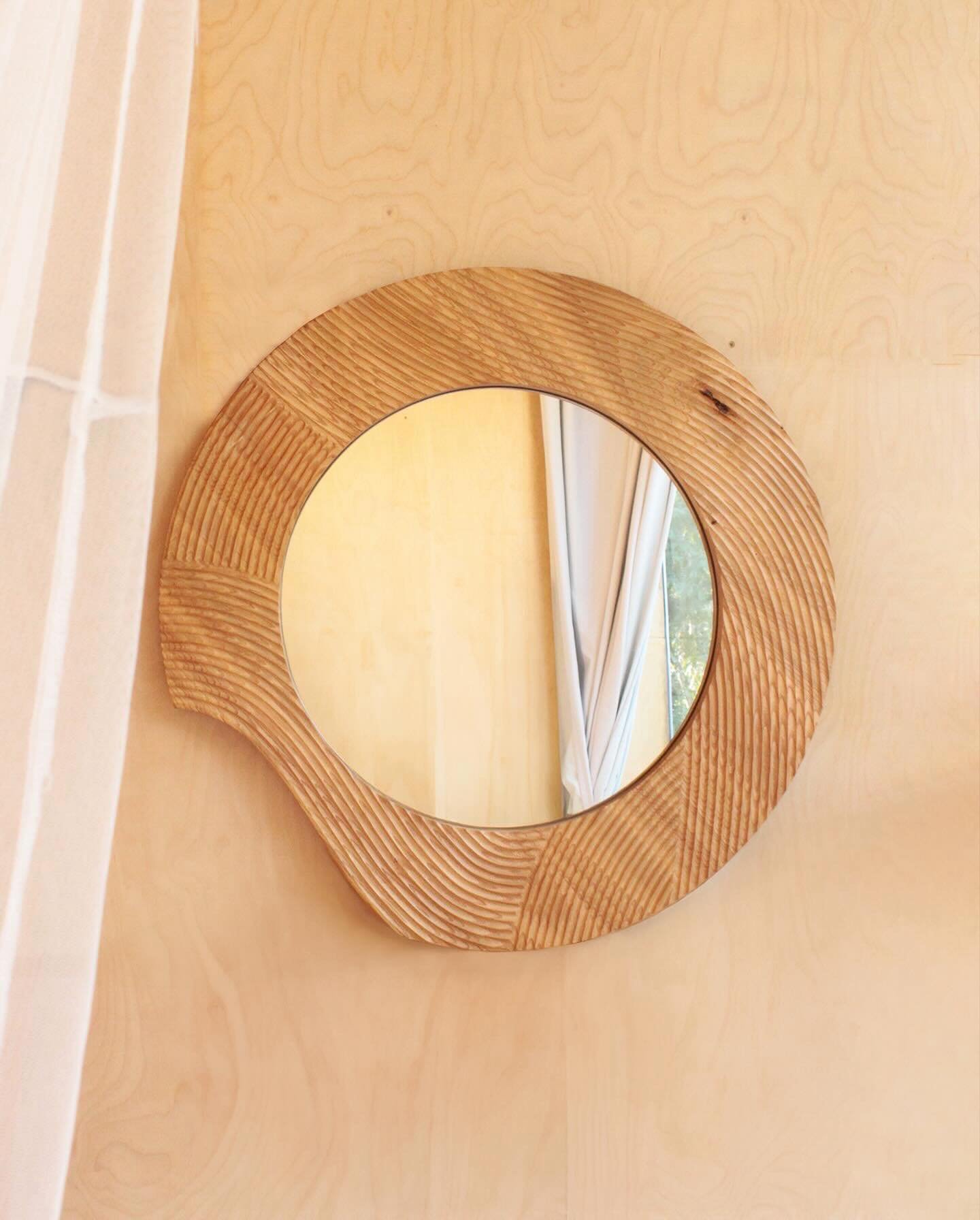 Nouvelle pi&egrave;ce dans la famille Ner&oacute; : un miroir qui reprend nos ondes, notre obsession de la mati&egrave;re et cette fa&ccedil;on qu&rsquo;a la lumi&egrave;re de glisser dessus.
Simple, doux, un peu sal&eacute; &mdash; comme toujours 🌊