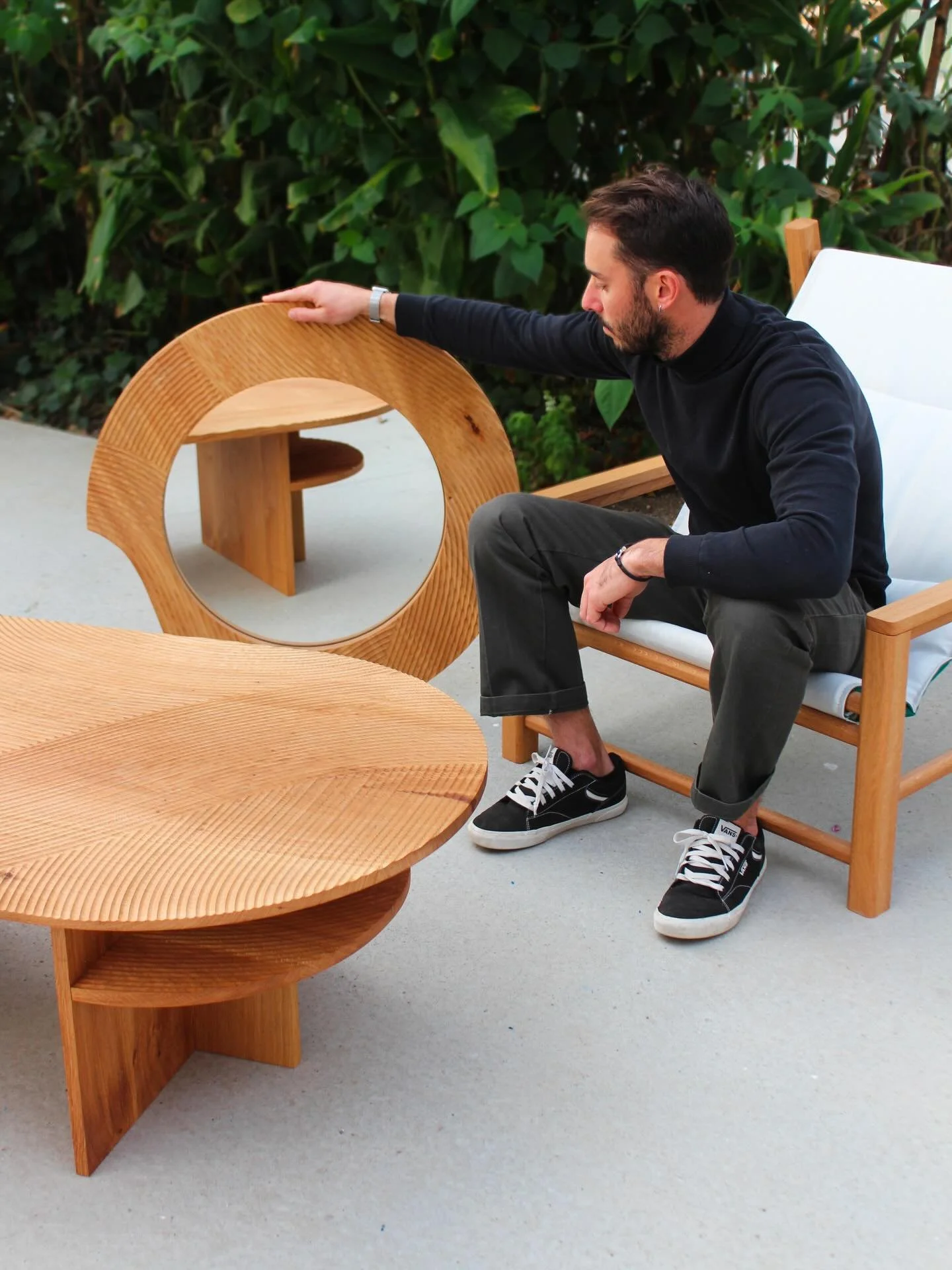 Les collections de mobilier AMM&Oacute; en famille avec les nouvelles pi&egrave;ces 🌱 fauteuil Duke v2, miroir Ner&oacute;, et teasing de la nouvelle table basse revisit&eacute;e Ner&oacute;, au format &laquo;&nbsp;duo&nbsp;&raquo; | Texture, inspir