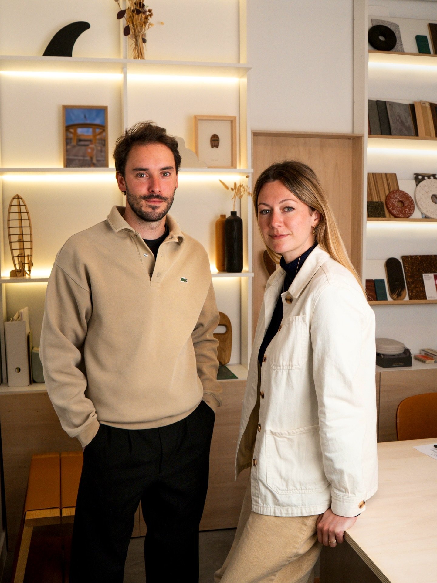 AMM&Oacute; partners - portrait de notre duo de designers &amp; artisans : Romain Pierrot et Justine Fournier, on a nich&eacute; notre studio au creux de la c&ocirc;te Morbihannaise en 2022, pour nourrir le mantra oc&eacute;anique qui inspire nos col