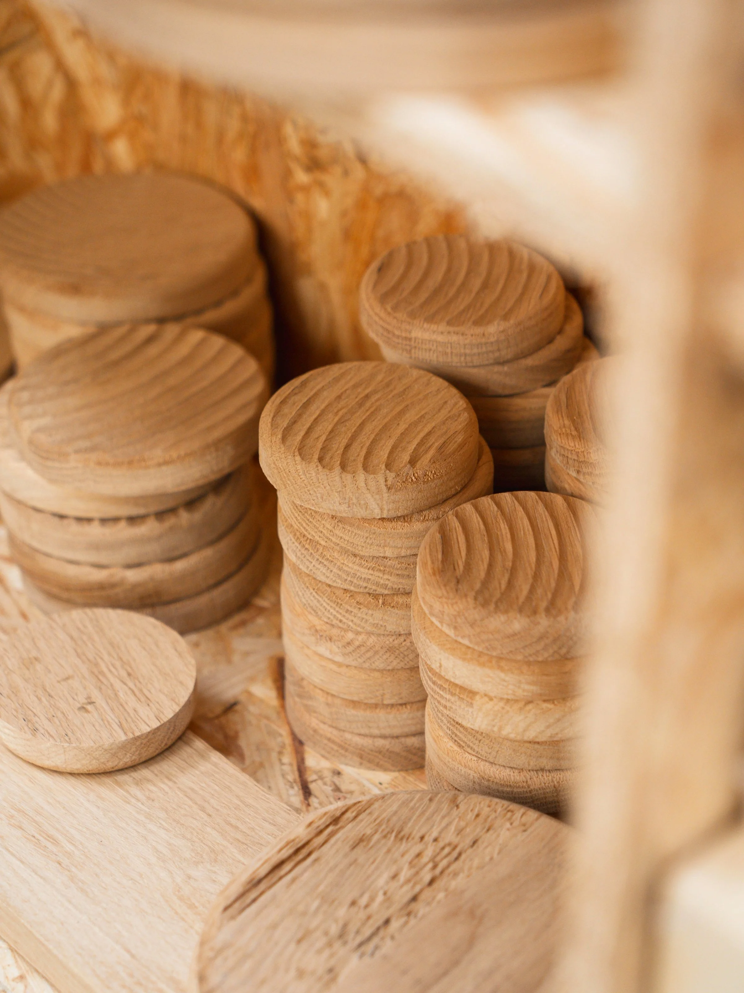 Coulisses d&rsquo;atelier | parce que chez AMM&Oacute; nous sommes designers, concepteurs mais surtout fabricants 🪵 chaque produit est fabriqu&eacute; dans notre atelier morbihannais, en petites s&eacute;ries de pi&egrave;ces num&eacute;rot&eacute;e