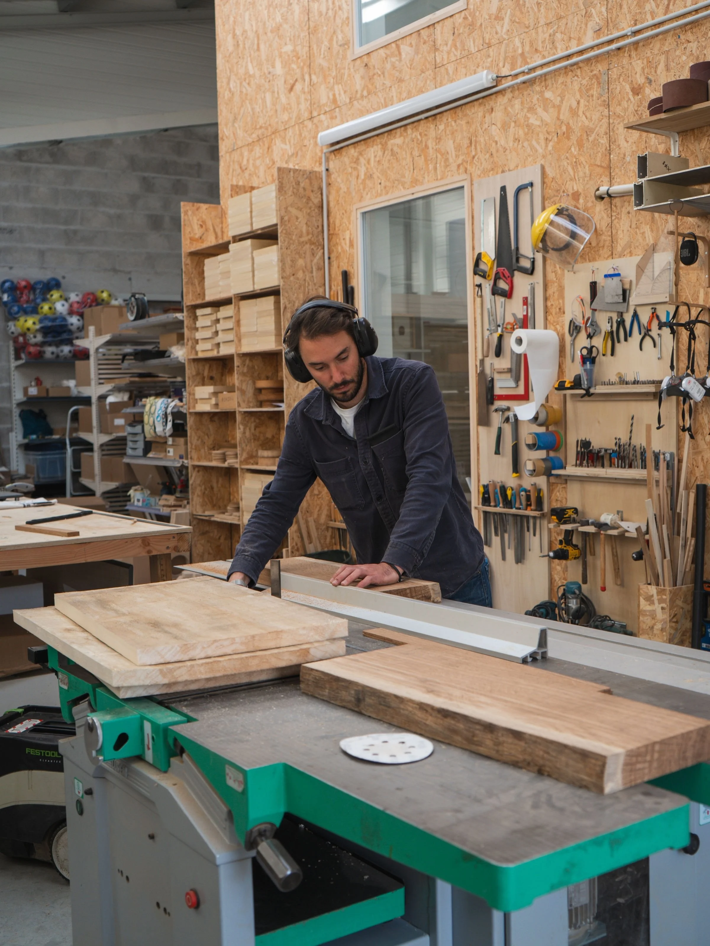 AMM&Oacute; workshop/ les petites mains de l&rsquo;&eacute;quipe en action pour la fabrication des pi&egrave;ces de nos collections et de vos commandes sur-mesure 🪜
